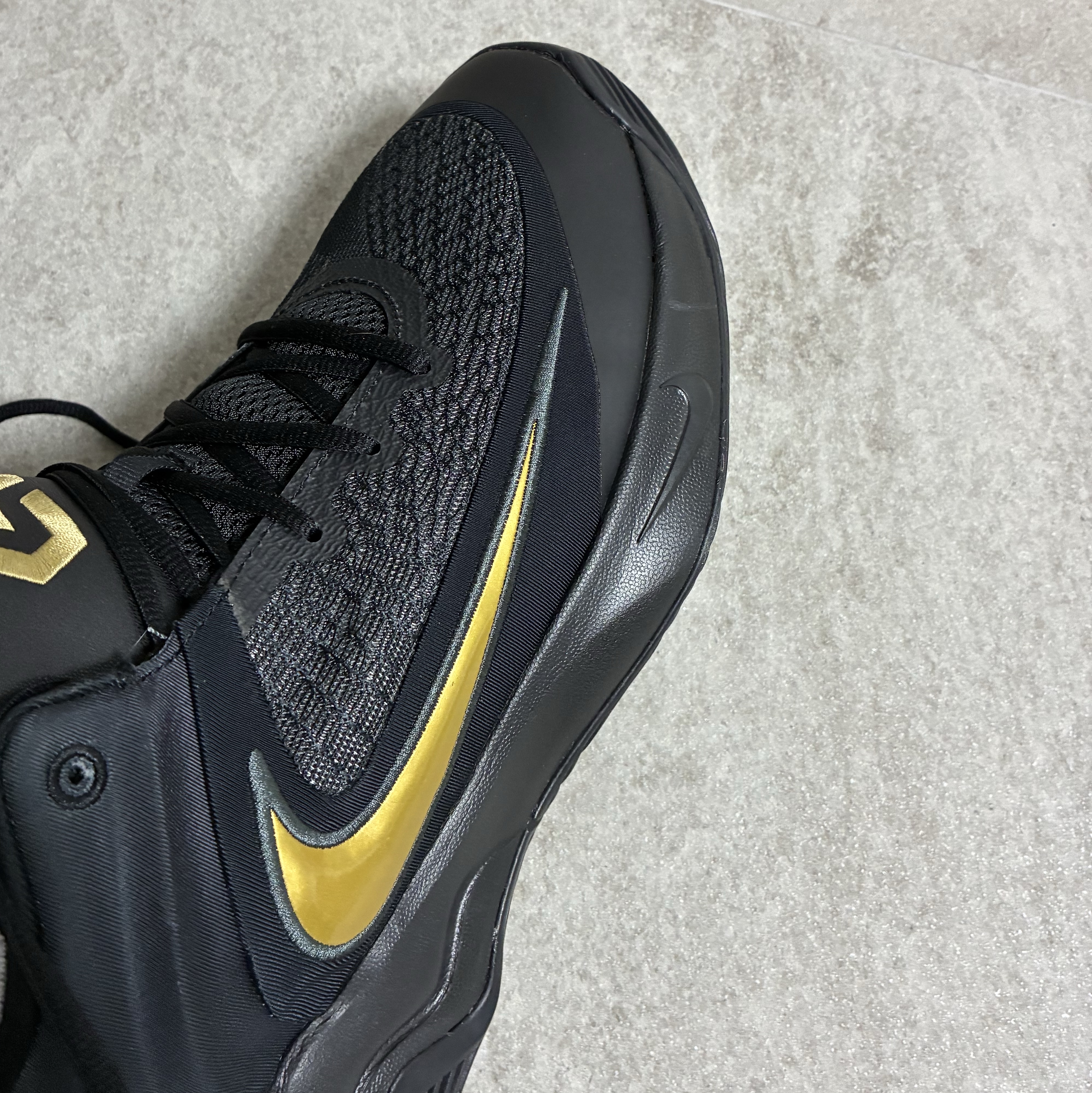 Nike Giannis Immortality 4 EP Black Metallic Gold 착용 스타일