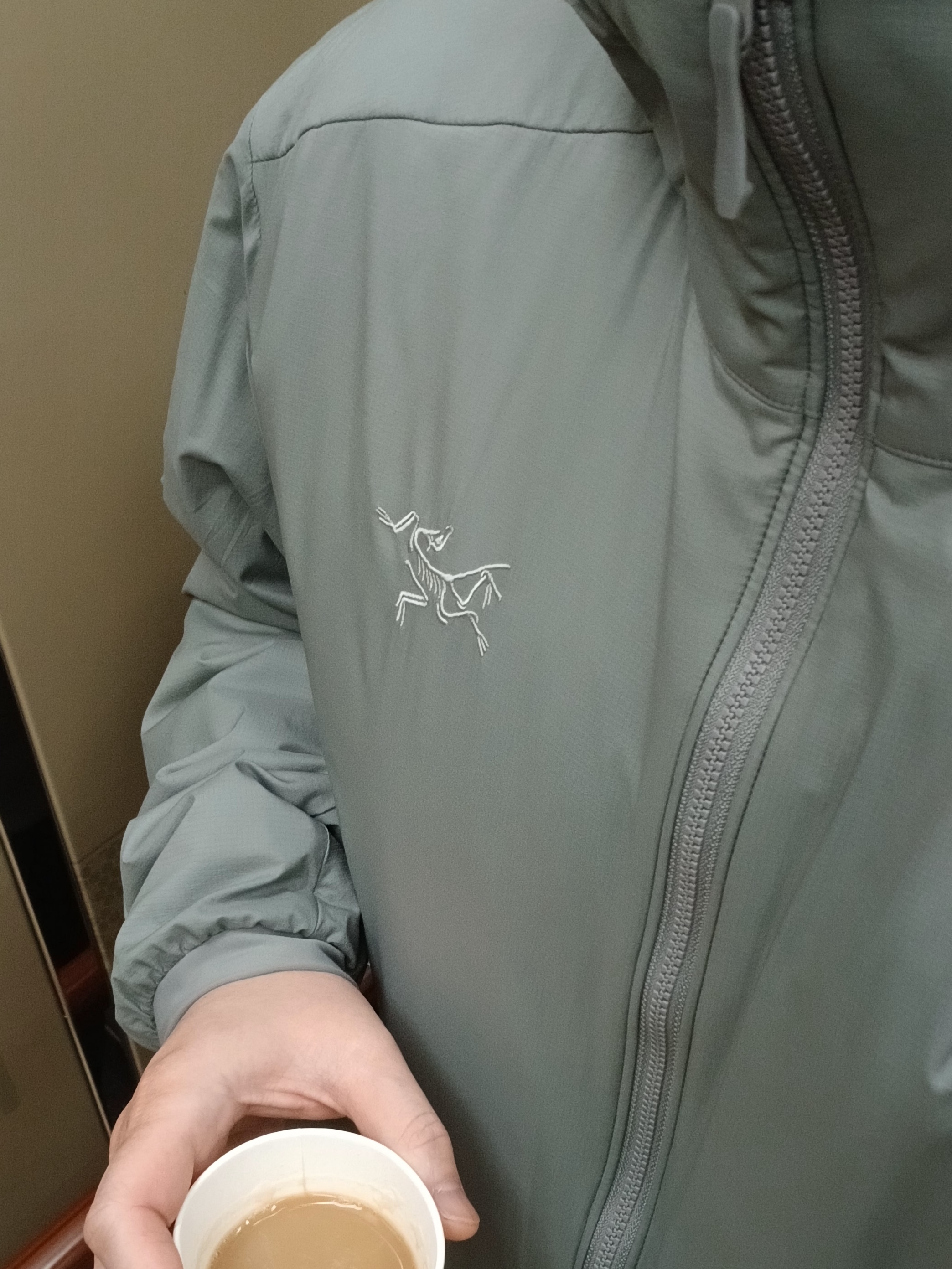 Arc'teryx Atom Hoody Void, Fjallraven Helags Vidda Cap Dark Grey 착용 스타일 - 2