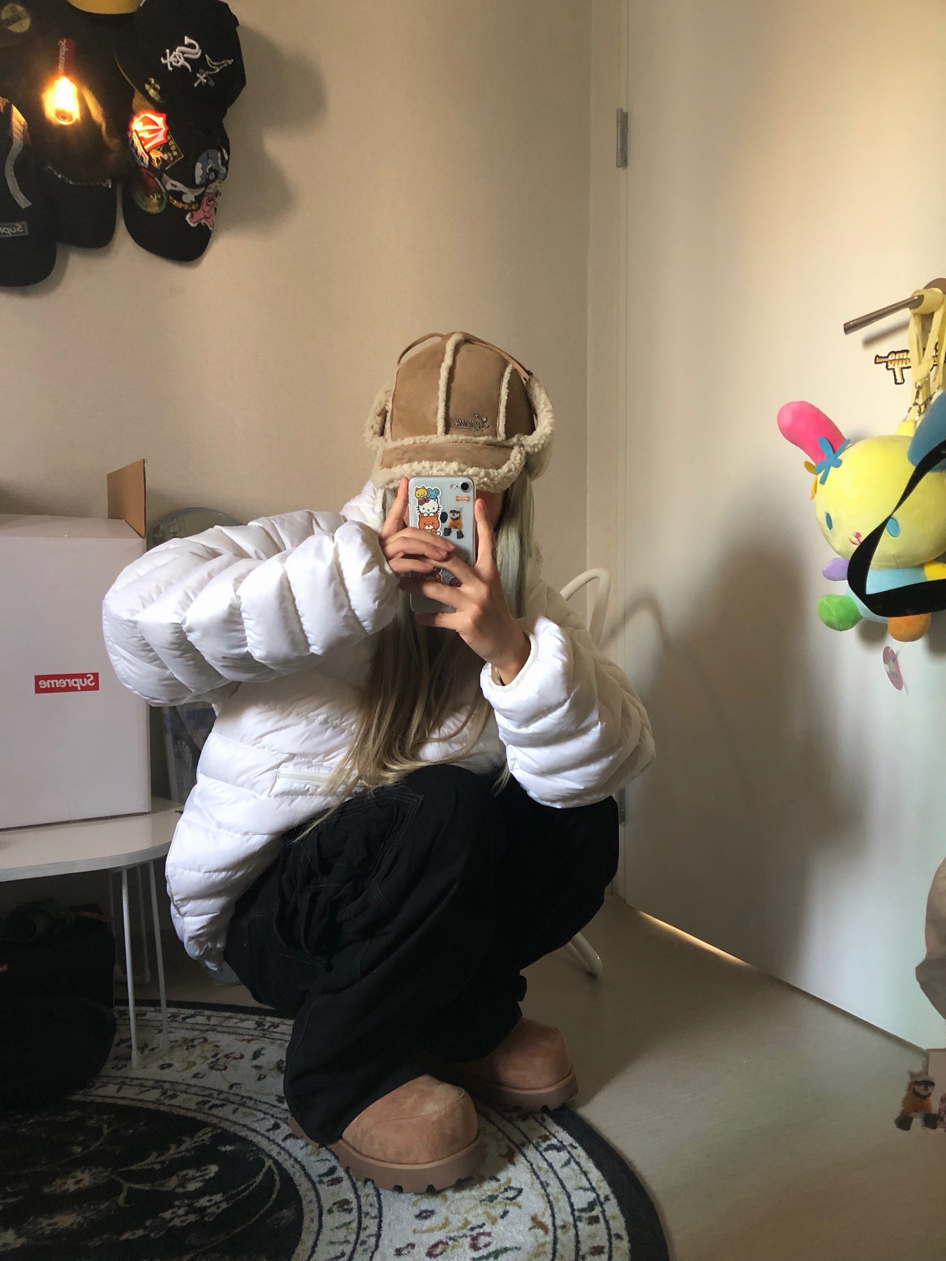Supreme Micro Down Half Zip Hooded Pullover White - 23FW, Supreme Shearling Lined Earflap Cap Tan - 25FW 착용 스타일 - 2