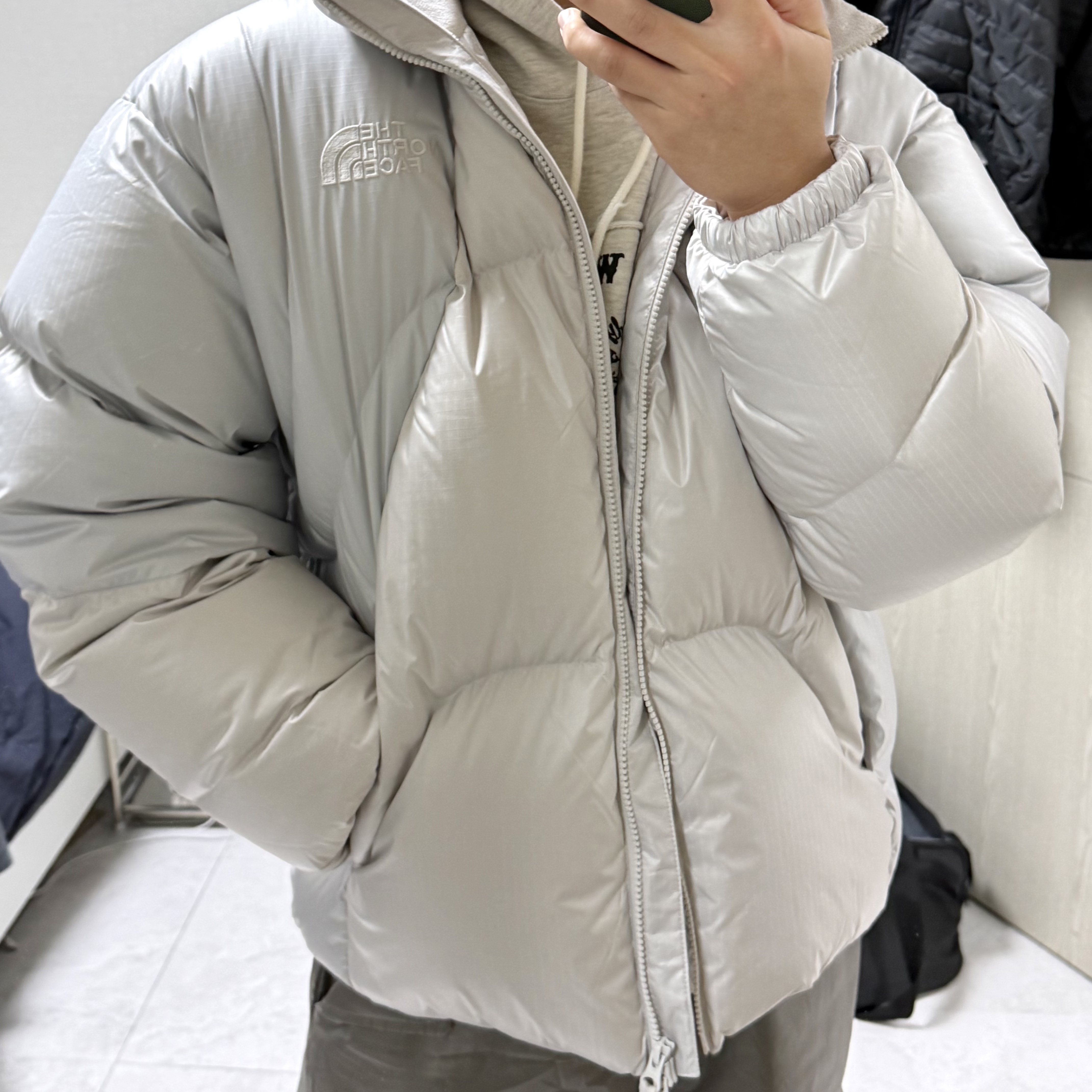 The North Face White Label Wave RDS Down Jacket Ice Gray 착용 스타일
