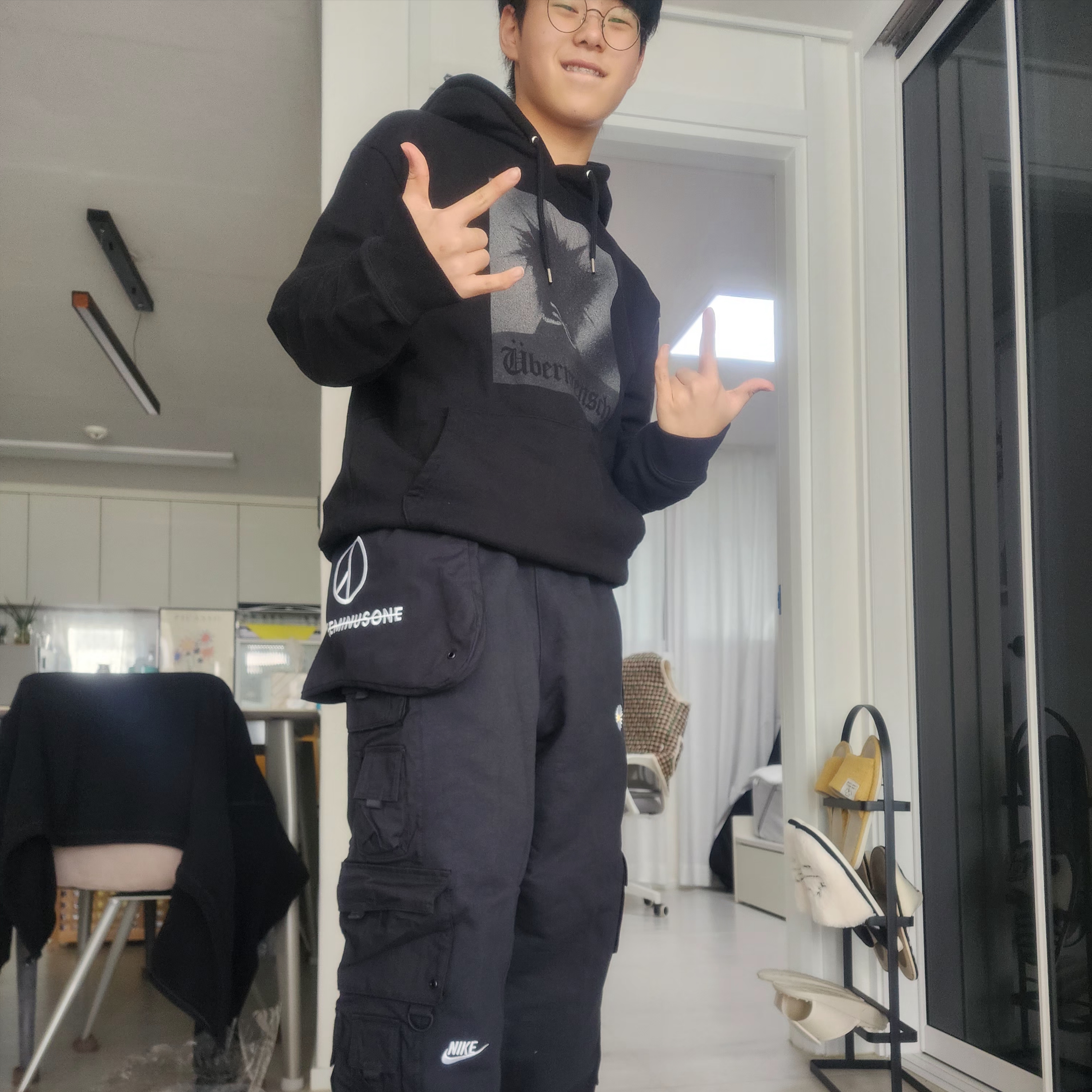 G-DRAGON Ubermensch Hoodie Black 착용 스타일