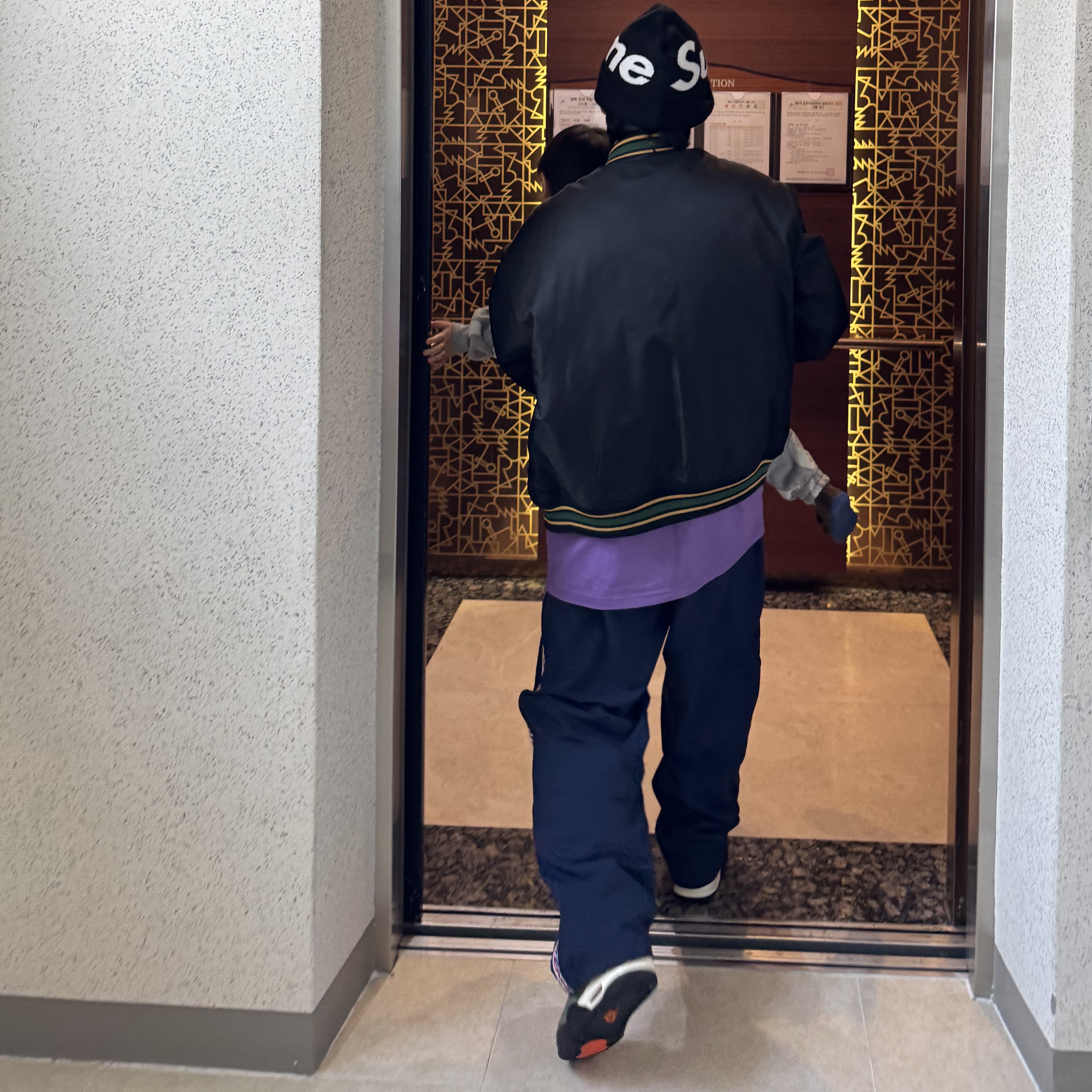 Jordan 4 x Undefeated Retro OG SP Deep Green and Clementine, Supreme Big Logo Beanie Black 착용 스타일 - 1