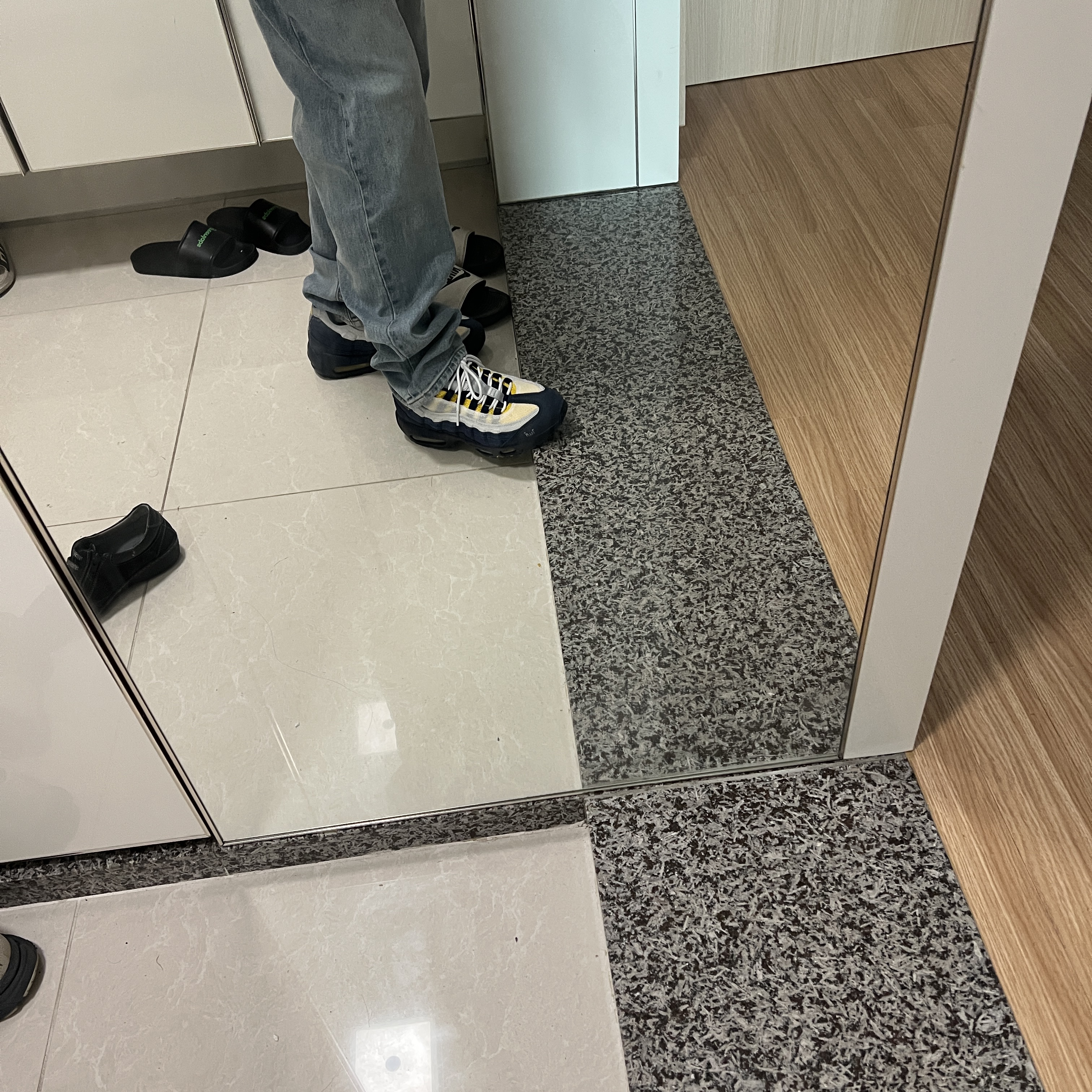 Nike x Eric Koston SB Air Max 95 Obsidian and Speed Yellow 착용 스타일
