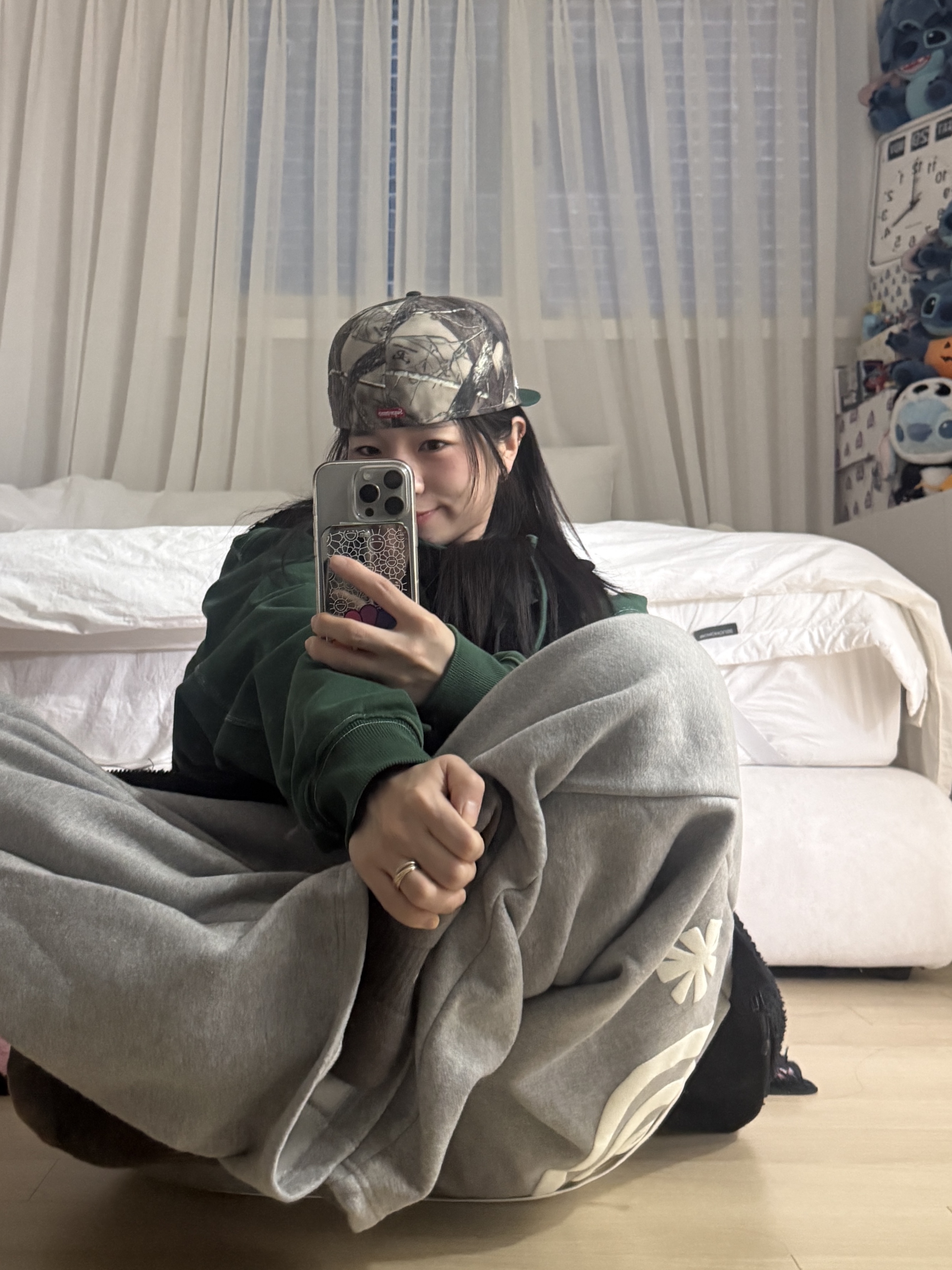 UGG x Palace Tasman Slipper Chestnut, AMOU Molly One Tuck Sweat Pants Gray 착용 스타일 - 2