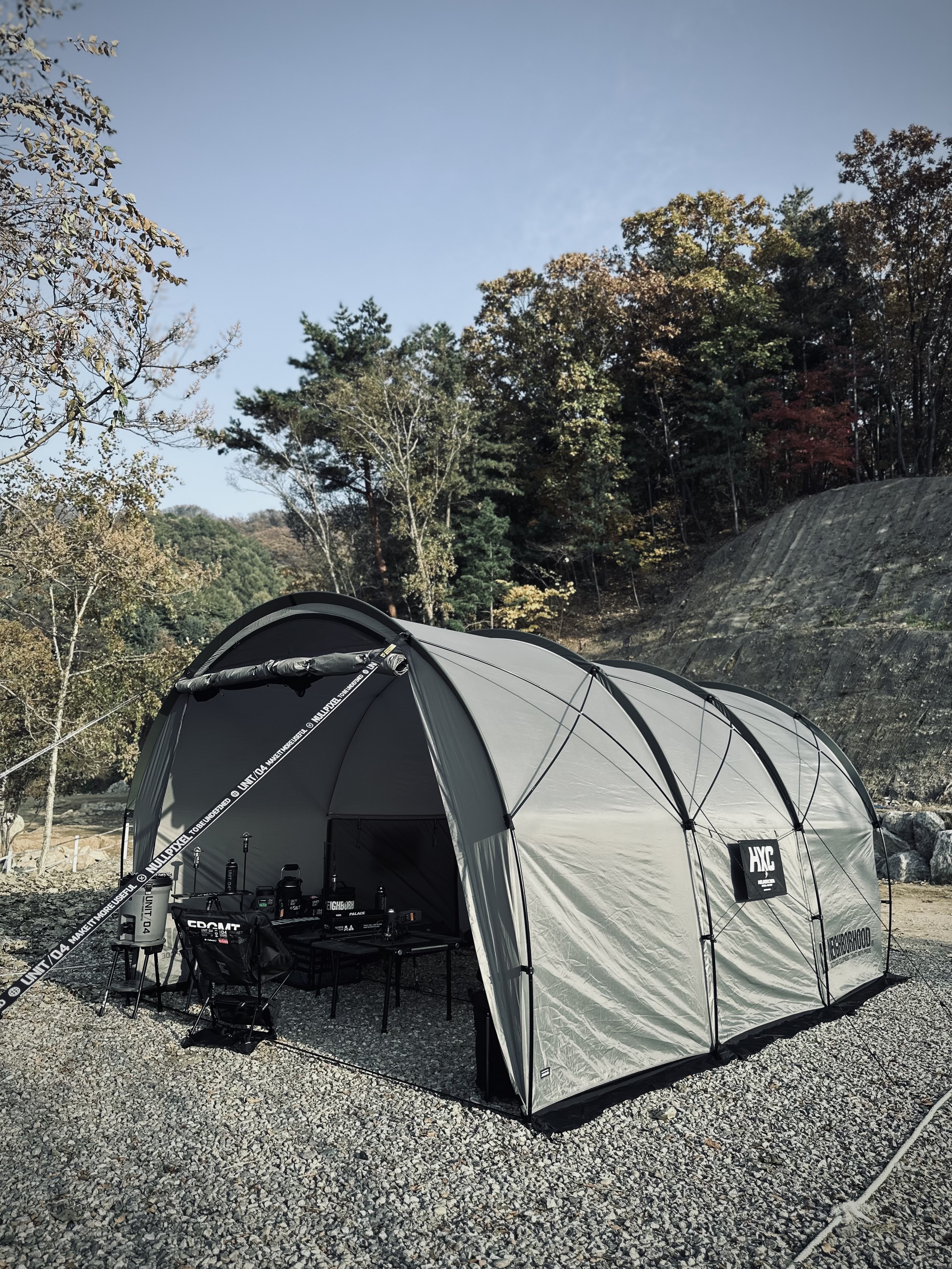 Helinox x Neighborhood Field Tunnel 4.35 Hangar Gray, Palace x Neighborhood Toyo Steel Tool Box Black - 25FW 착용 스타일 - 3