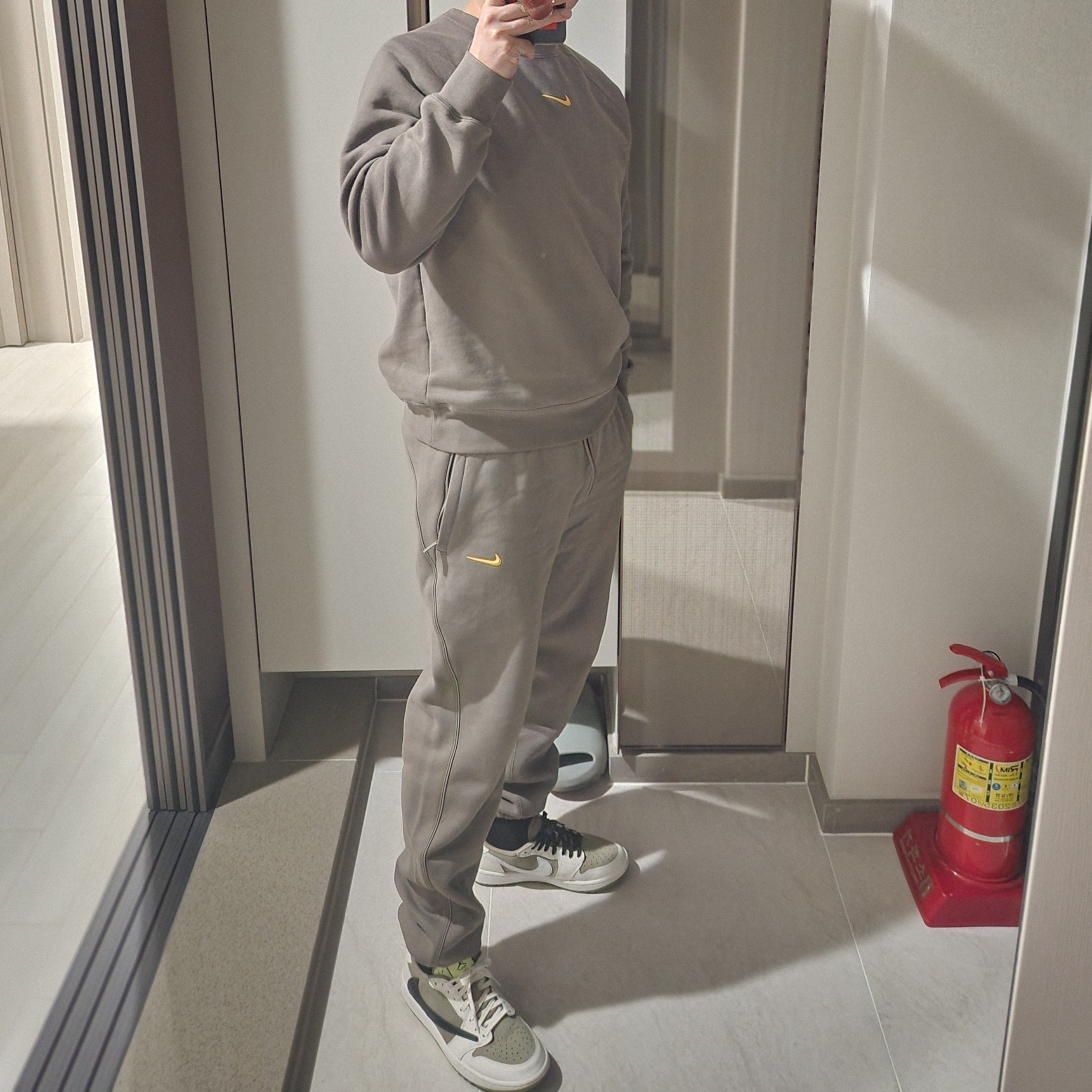 Nike x Drake Nocta Fleece CS Sweatpants Olive Grey Yellow Ochre - Asia, Nike x Drake Nocta Fleece CS Crew Olive Grey Yellow Ochre - Asia 착용 스타일