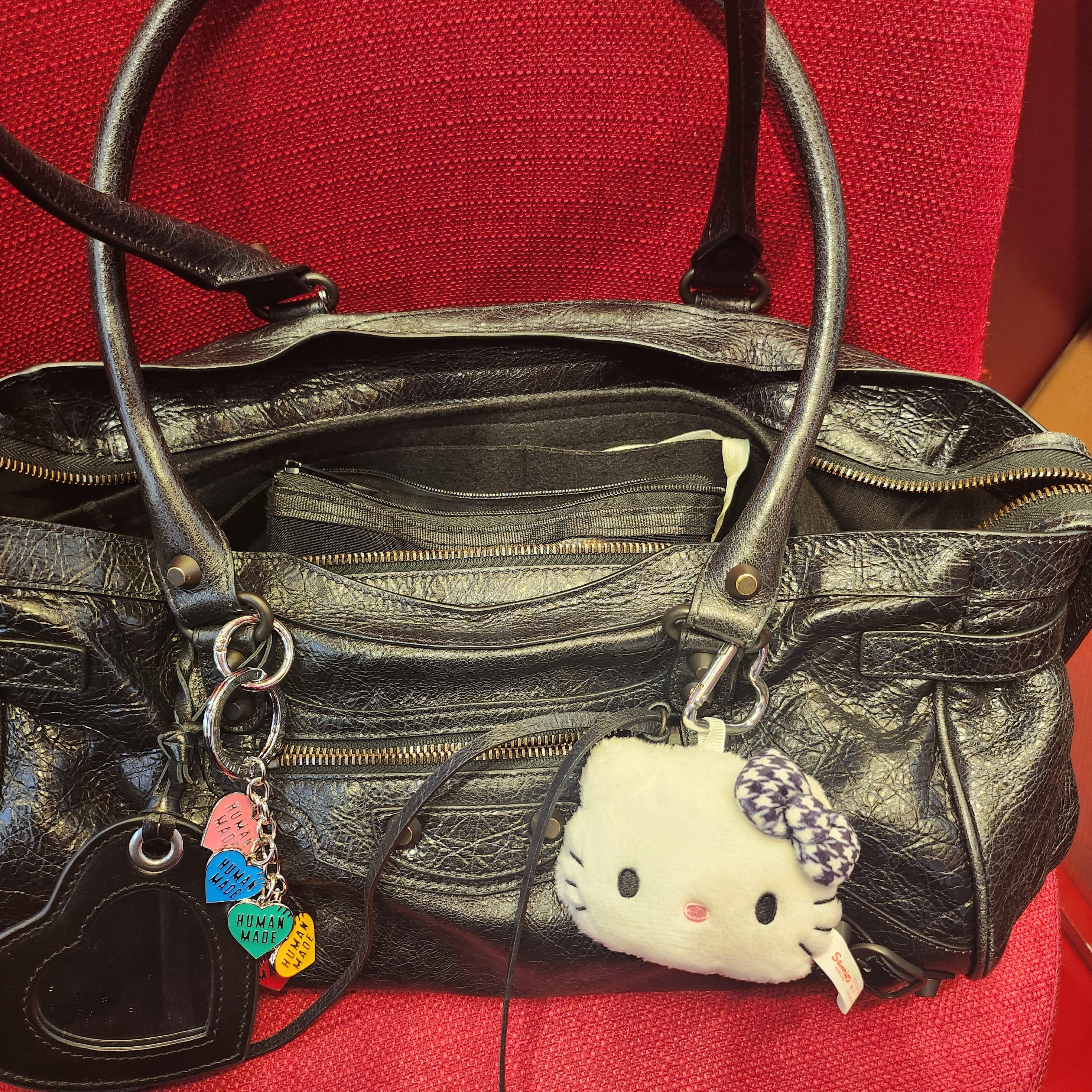 Human Made Heart Key Charm Red, Balenciaga Le City Bag East-West Black 착용 스타일