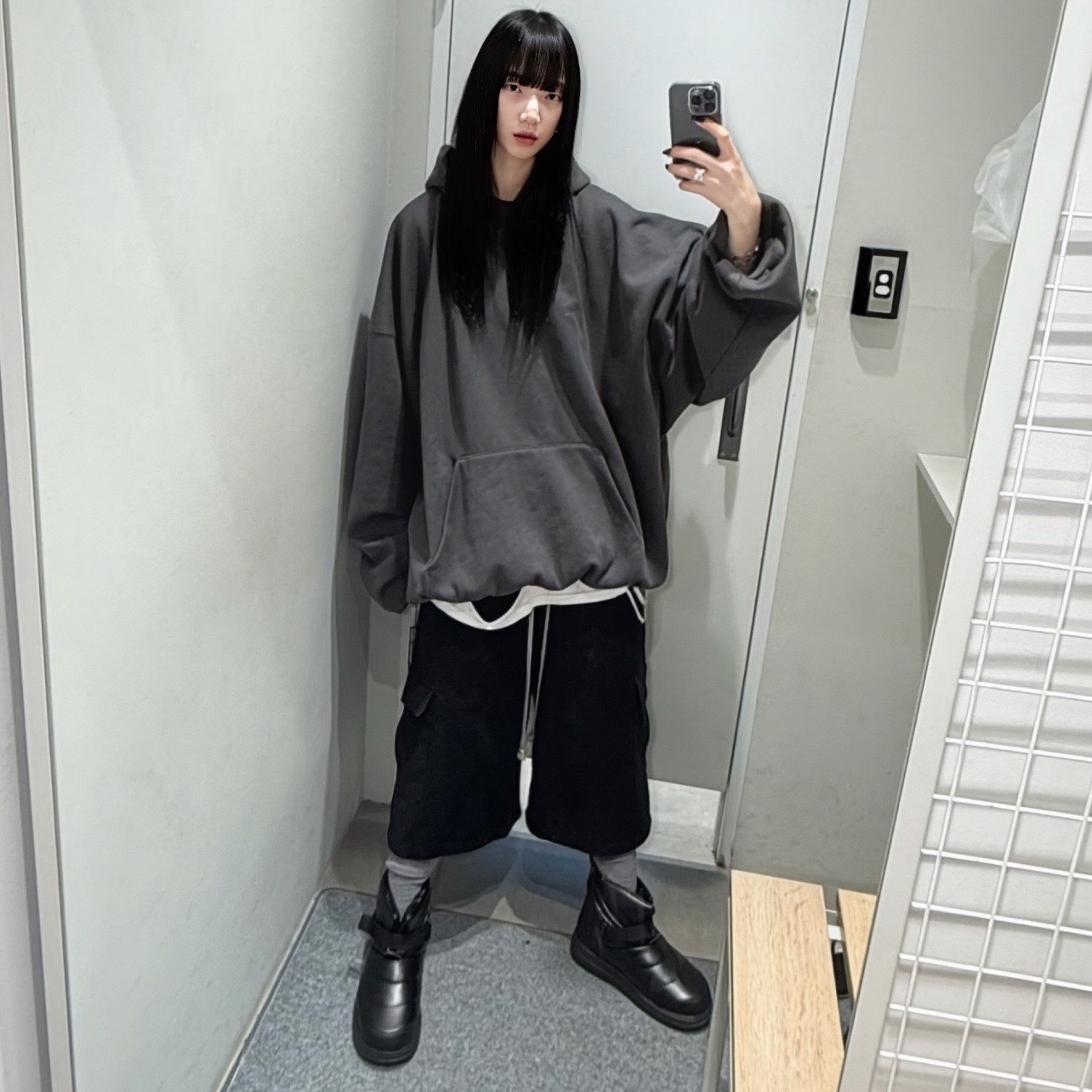 Yeezy Gap Engineered By Balenciaga Dove Hoodie Black 착용 스타일 - 3