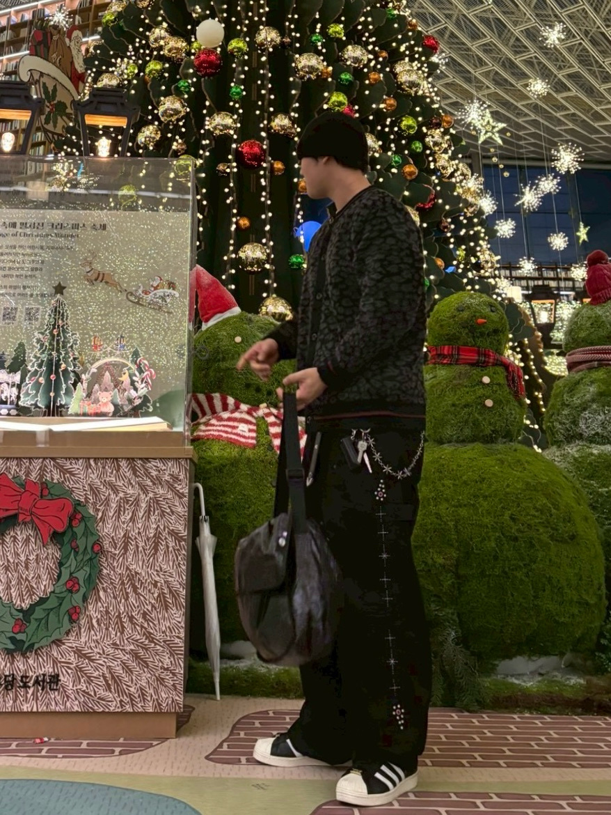 GU x Undercover Shaggy Crewneck Cardigan Black, Aoiro Fake Stud Cutted Double Knee Pants Denim Black 착용 스타일 - 1