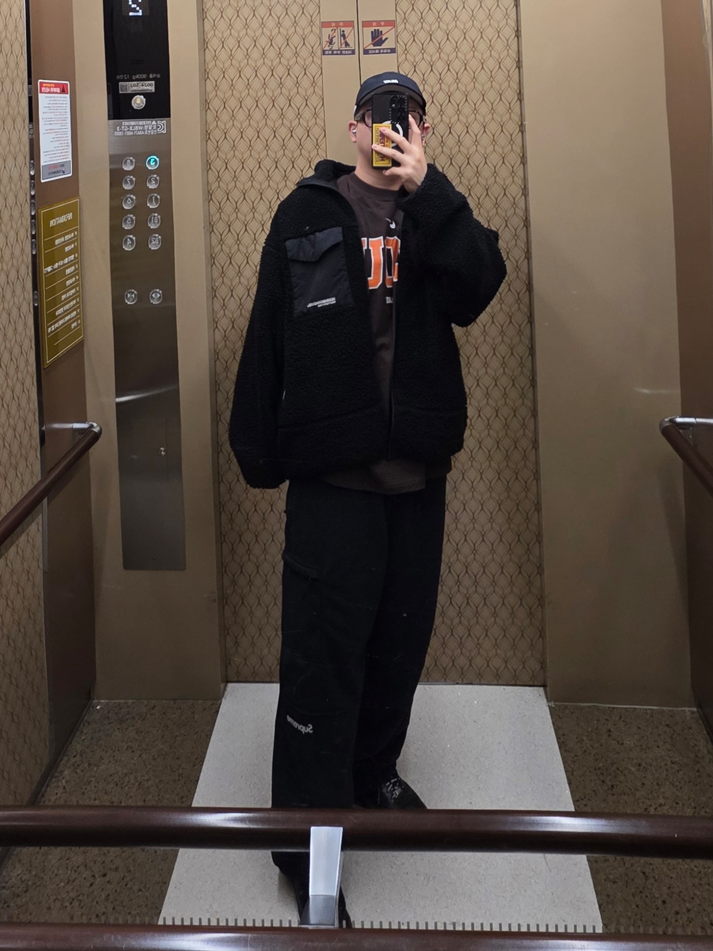 Palace Gore-Tex 3L Runner Black - 25SS, Palace x Nike Shop T-Shirt Hongdae Brown - 25FW 착용 스타일 - 1