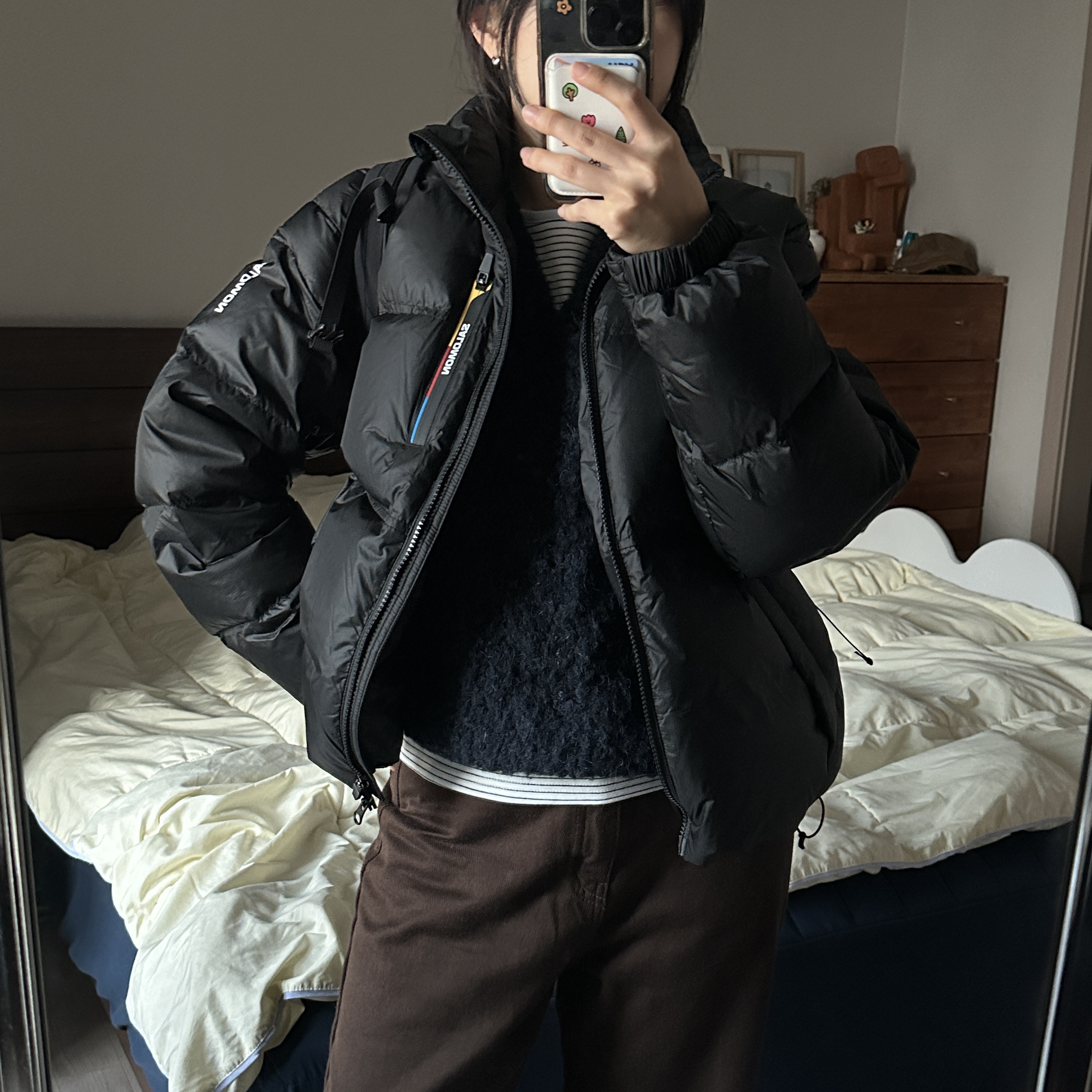 (W) Salomon Contour Cropped Down Jacket Black 착용 스타일 - 1