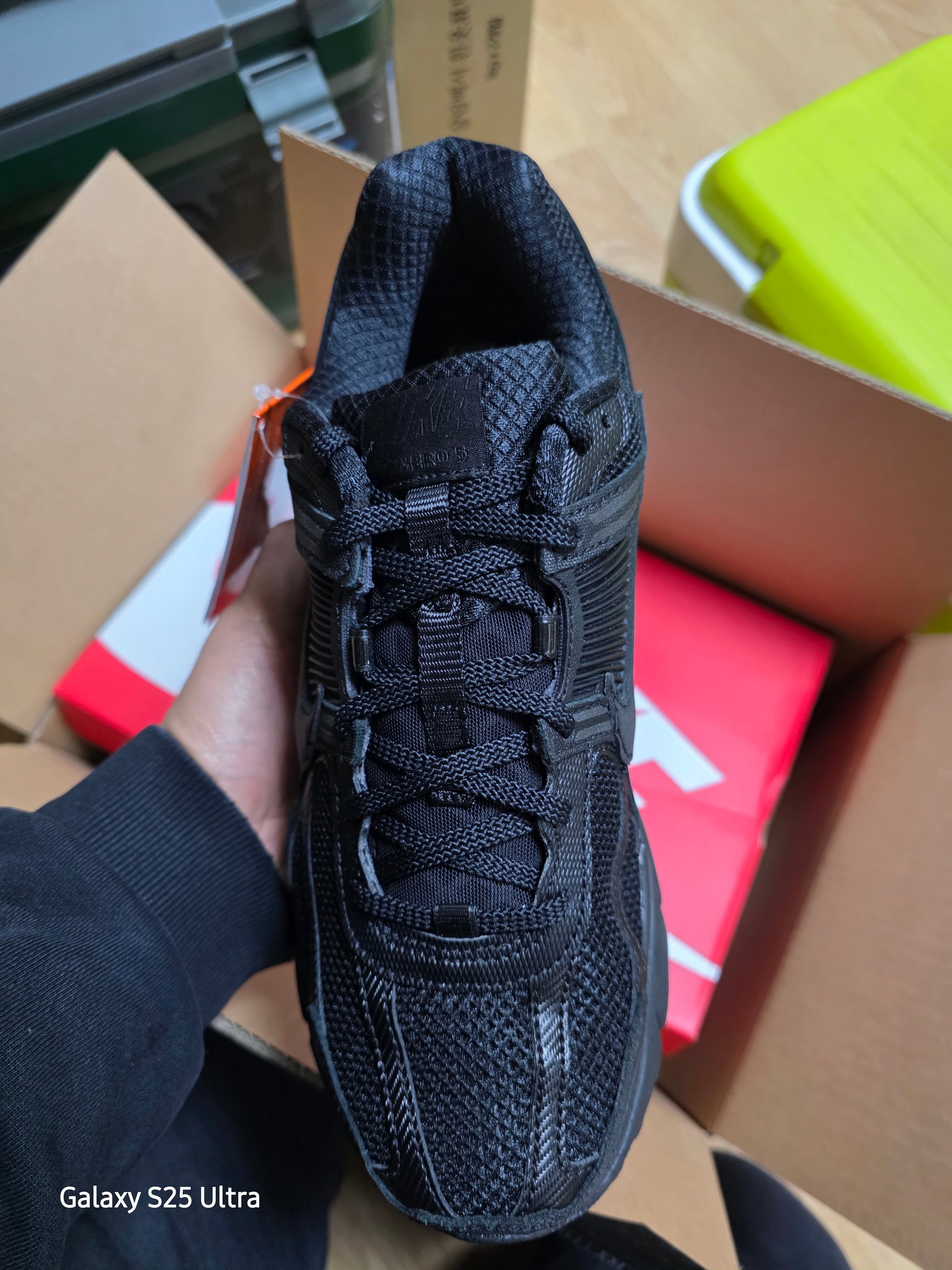 Nike Zoom Vomero 5 SP Black 착용 스타일 - 2