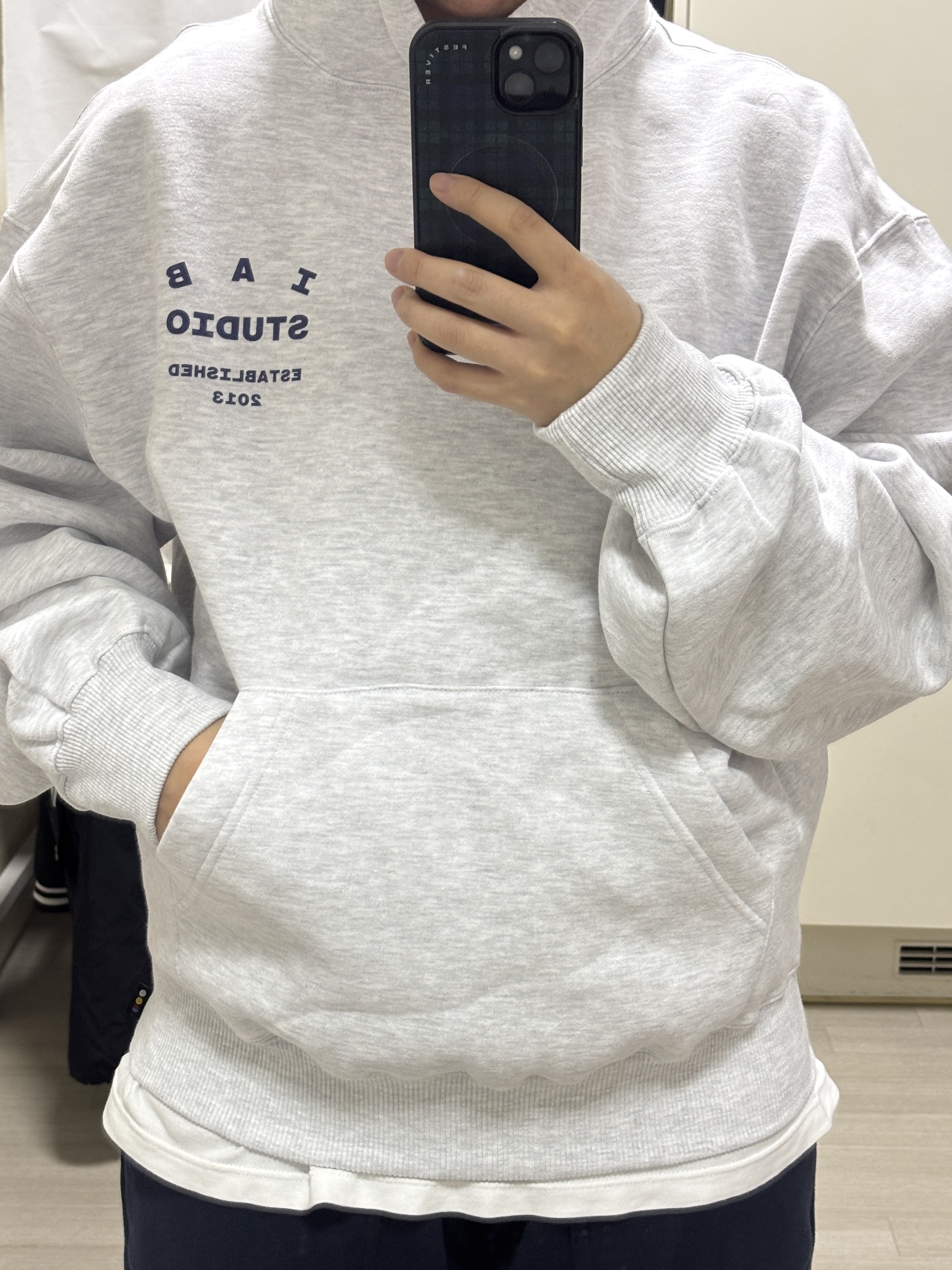 IAB Studio 25 Hoodie Light Gray Navy 착용 스타일 - 2