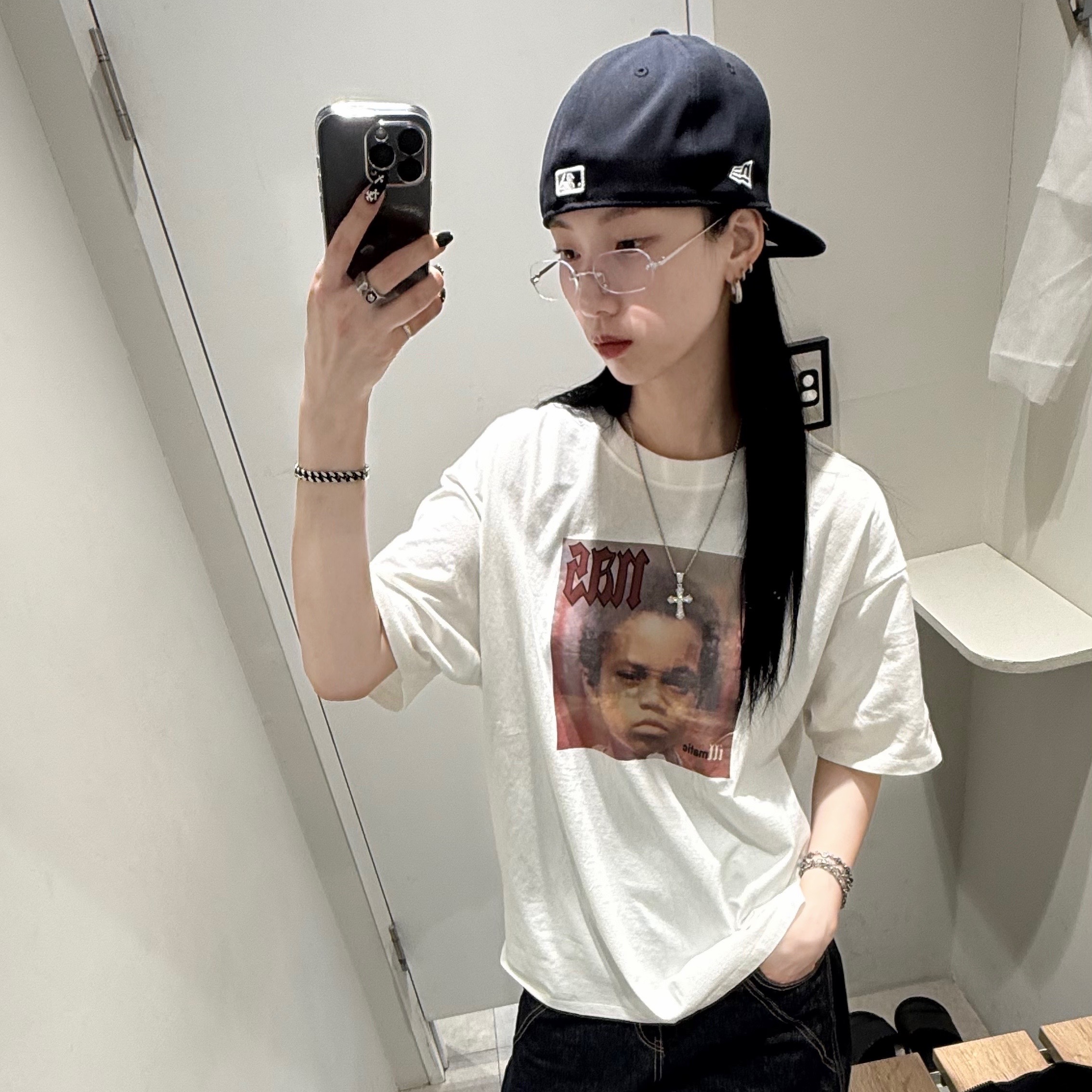 New Era 59Fifty MLB Authentic New York Yankees Game Navy, Levi's x Nas Band T-Shirt White 착용 스타일 - 1