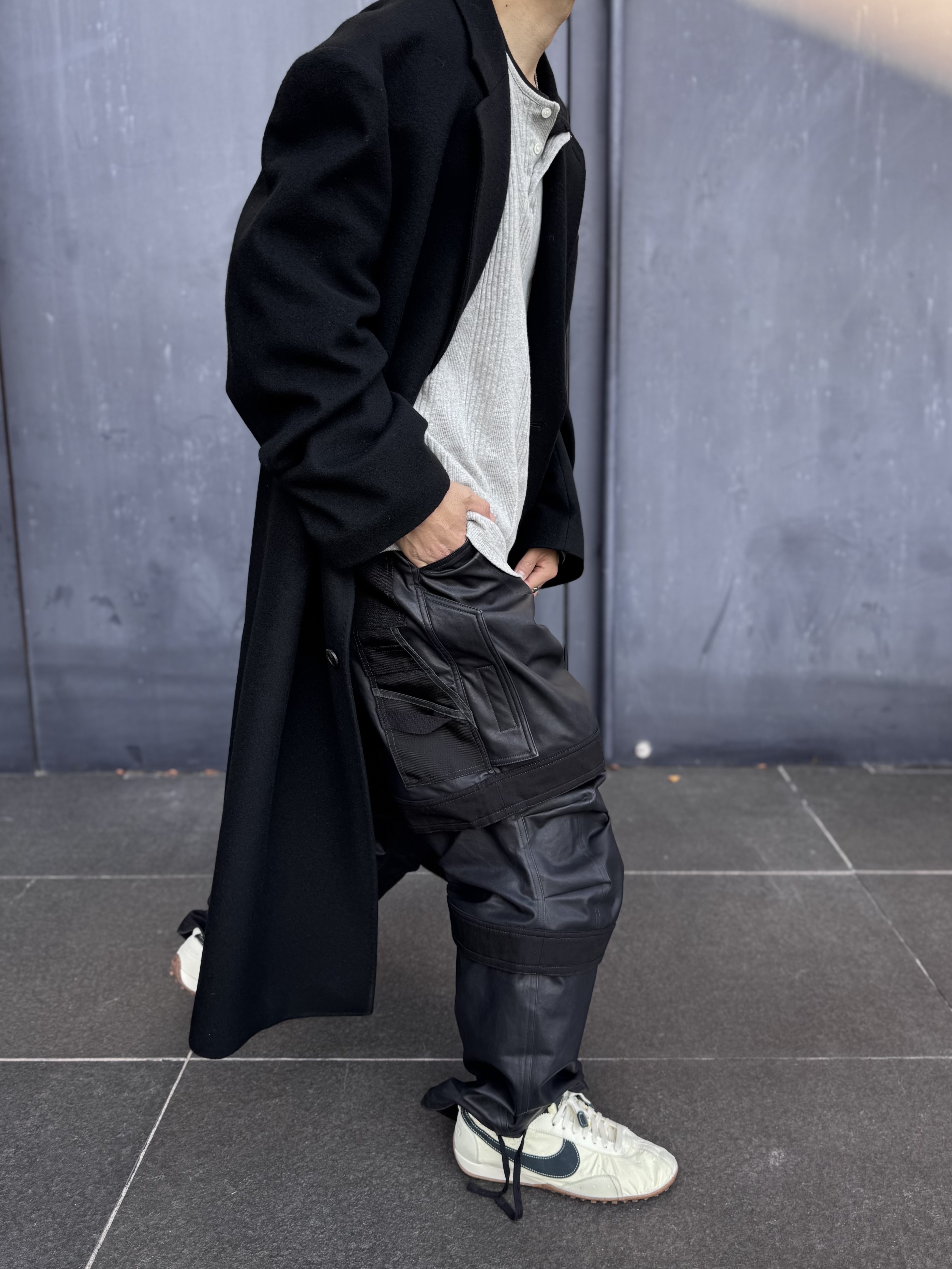 Nike x Jacquemus Moon Shoe SP Alabaster Off Noir, [더블적립]farfromwhat far layered work pants_black 착용 스타일