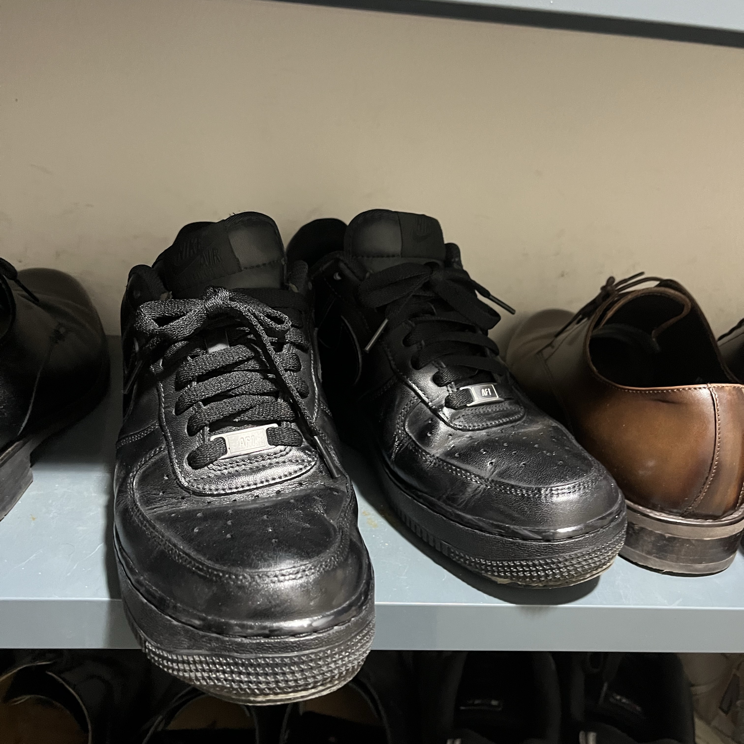 Nike Air Force 1 '07 Low Triple Black 착용 스타일 - 2