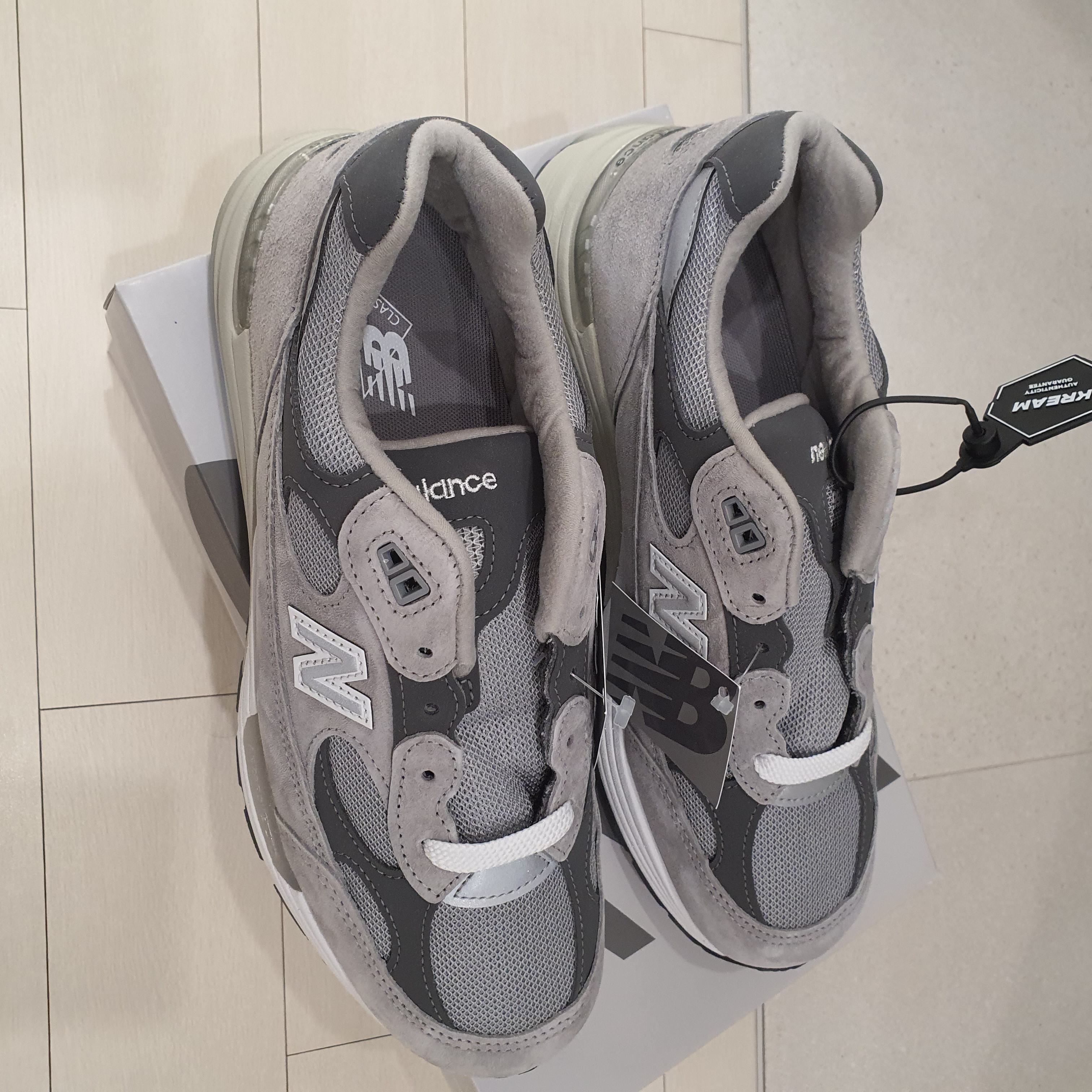New Balance 992 Made in USA Core Grey Silver Metallic 착용 스타일