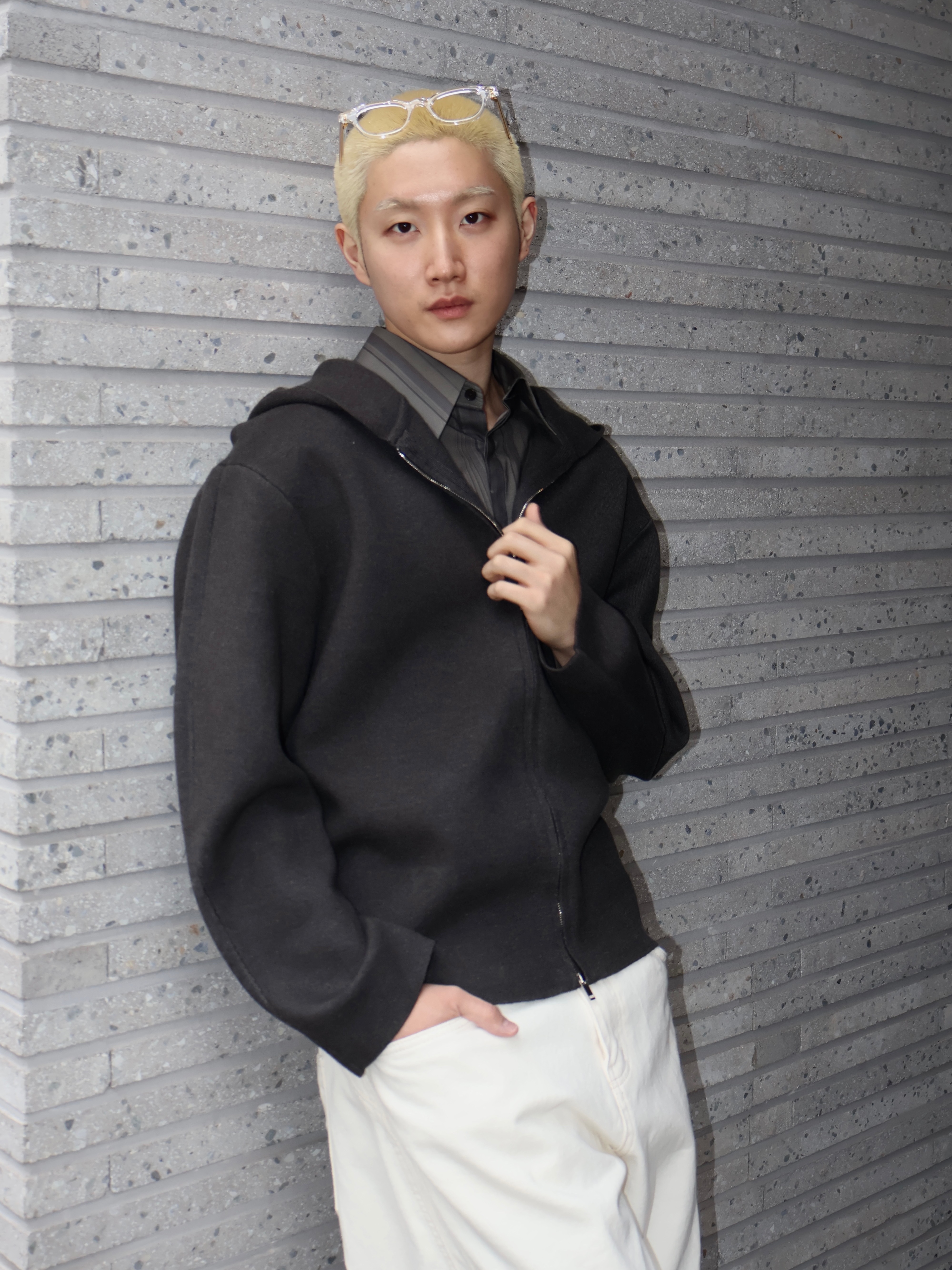 Amomento Stripe Square Pocket Oversized Shirts Khaki - 24FW 착용 스타일 - 1