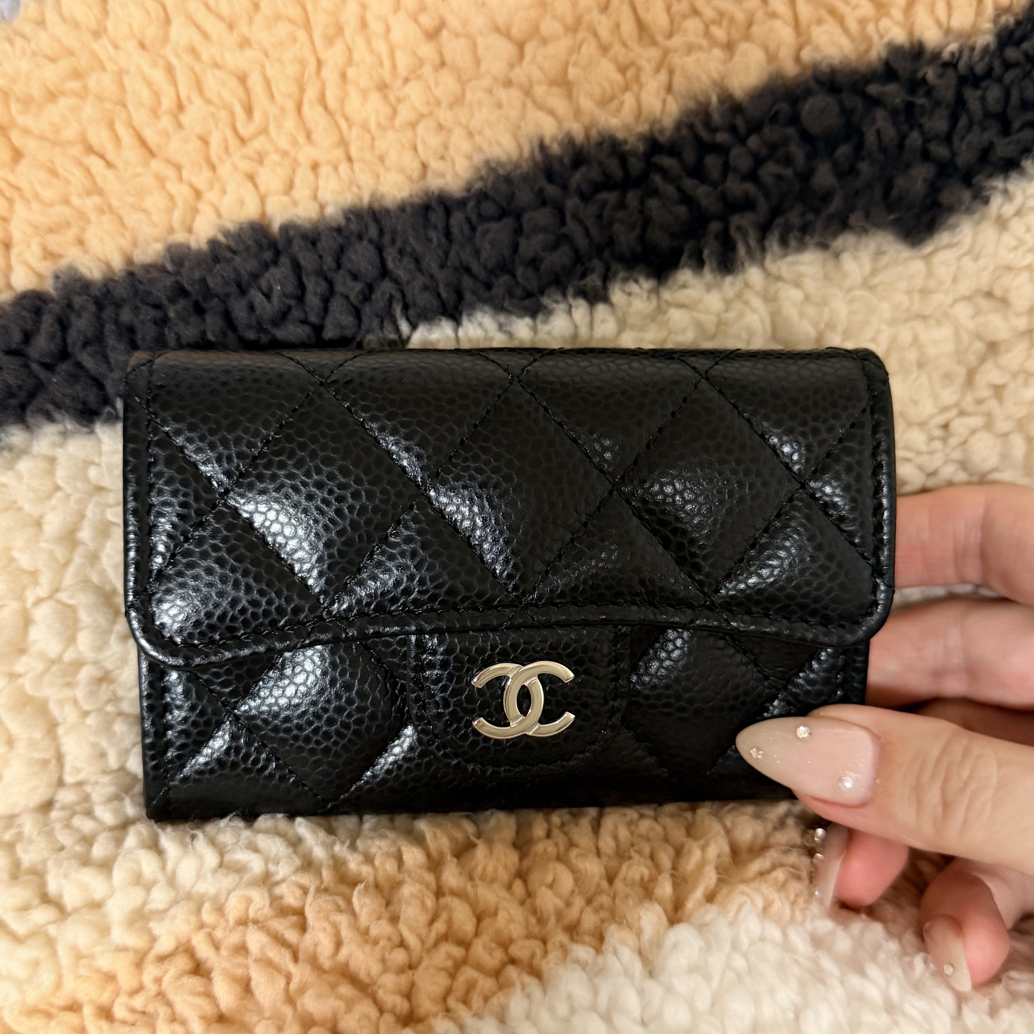 Chanel Classic Card Holder Grained Calfskin & Silver Black 착용 스타일