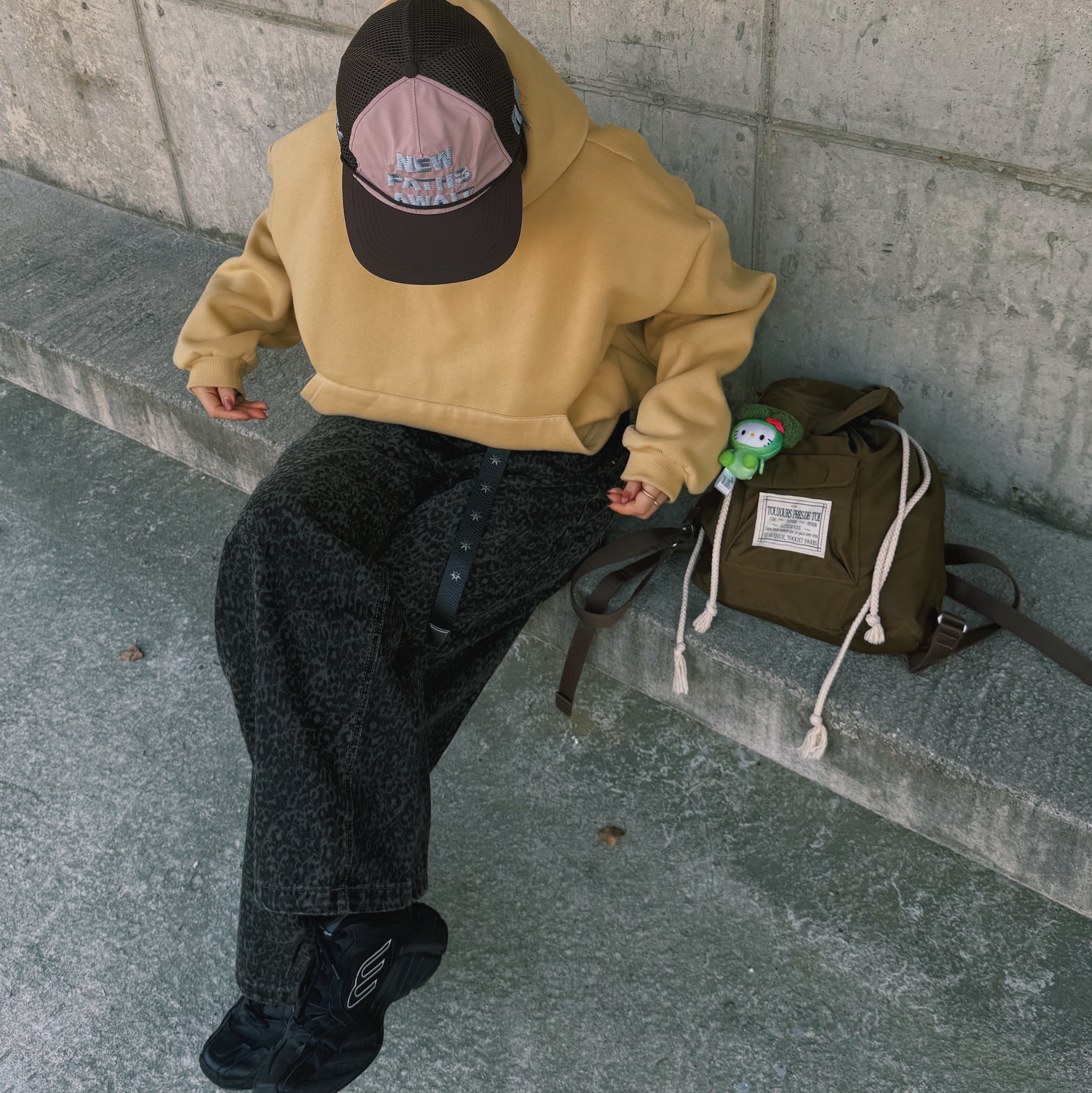 Alex Zono x Woodz New Paths Await Trucker Hat Beige, Balenciaga Monday Shoe Black 착용 스타일 - 2
