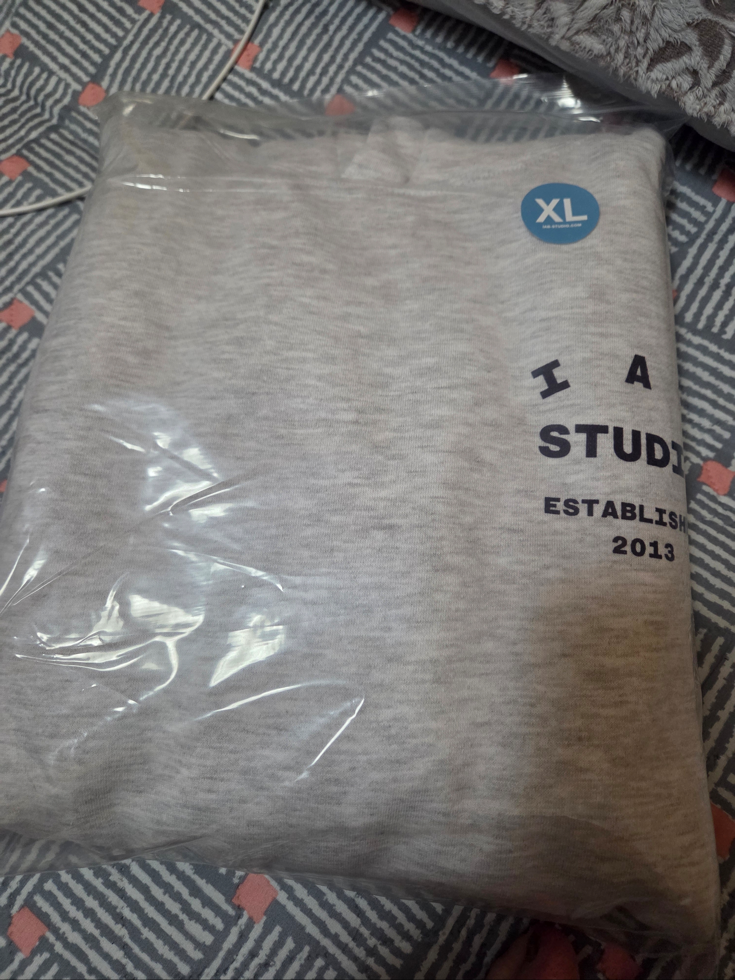 IAB Studio 25 Hoodie Light Gray Navy 착용 스타일