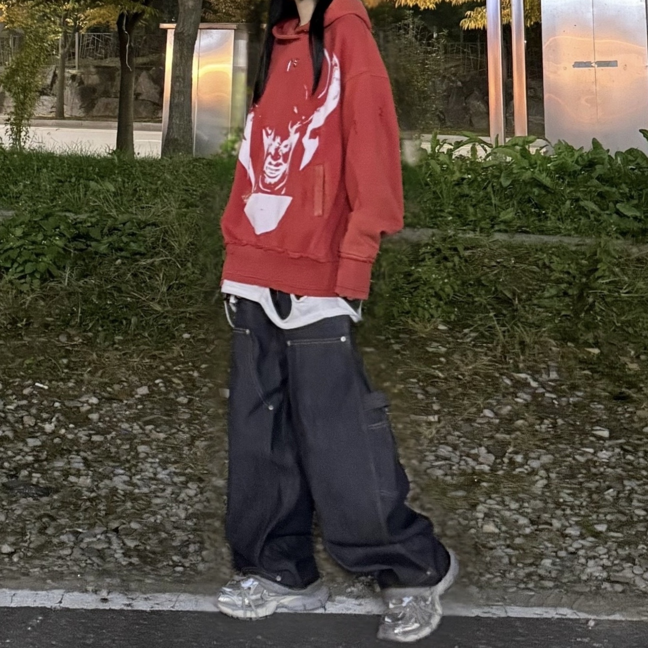 Thug Club Satan Hoodie Sweat Red White, GRAILZ x KOIN SEOUL Carpenter Raw Denim Pants Indigo 착용 스타일 - 2