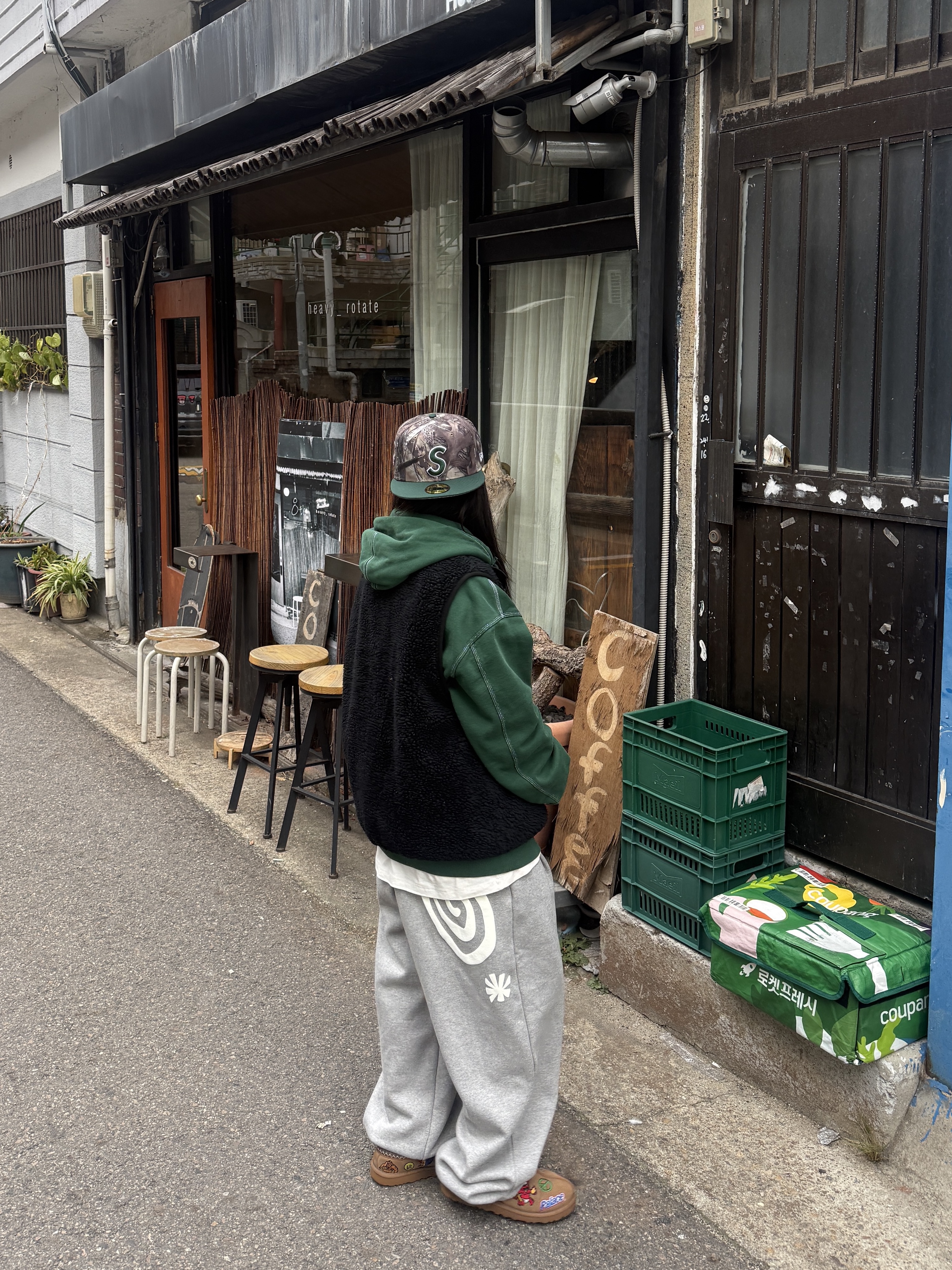 UGG x Palace Tasman Slipper Chestnut, AMOU Molly One Tuck Sweat Pants Gray 착용 스타일 - 4