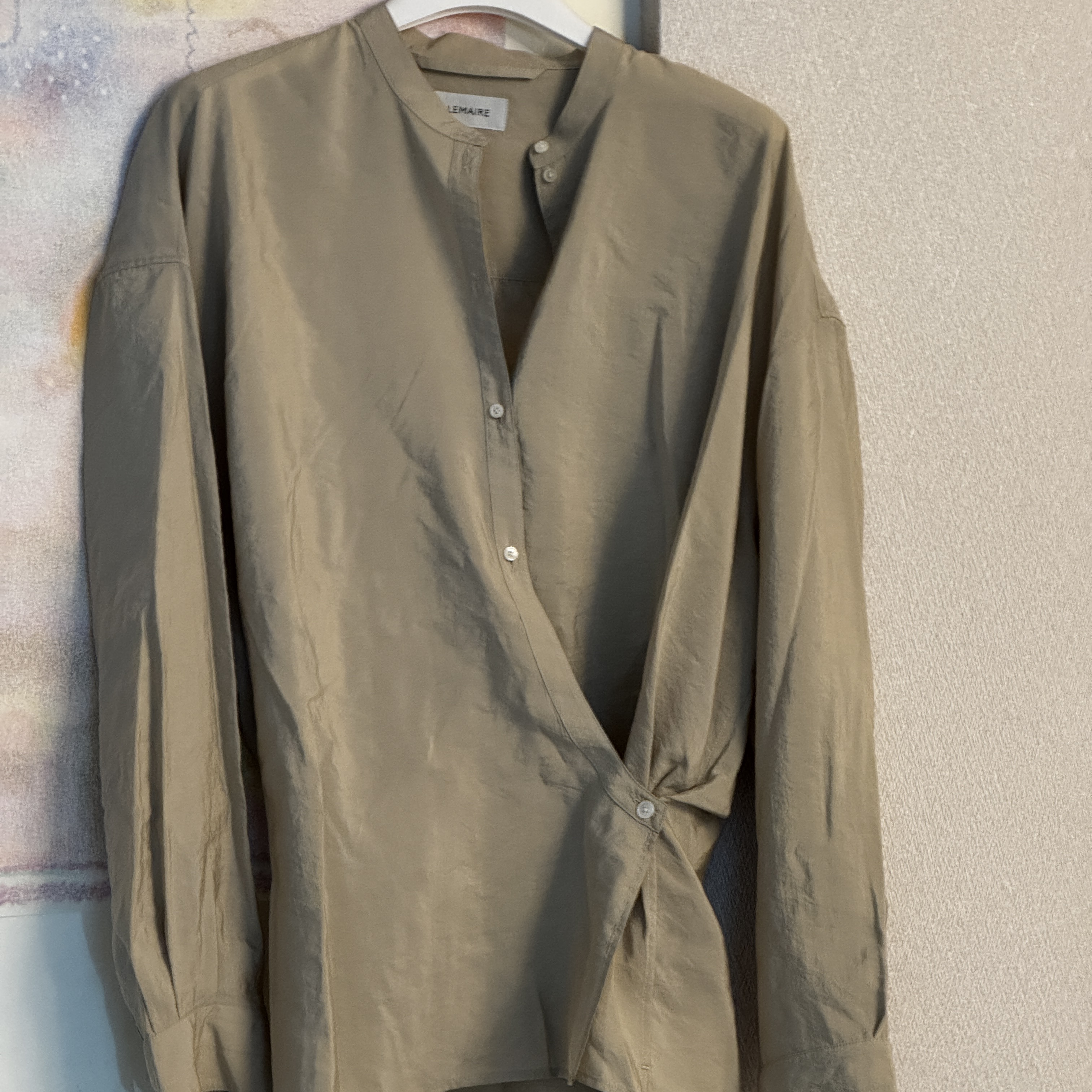(W) Lemaire Officer Collar Twisted Shirt Dusty Mastic 착용 스타일