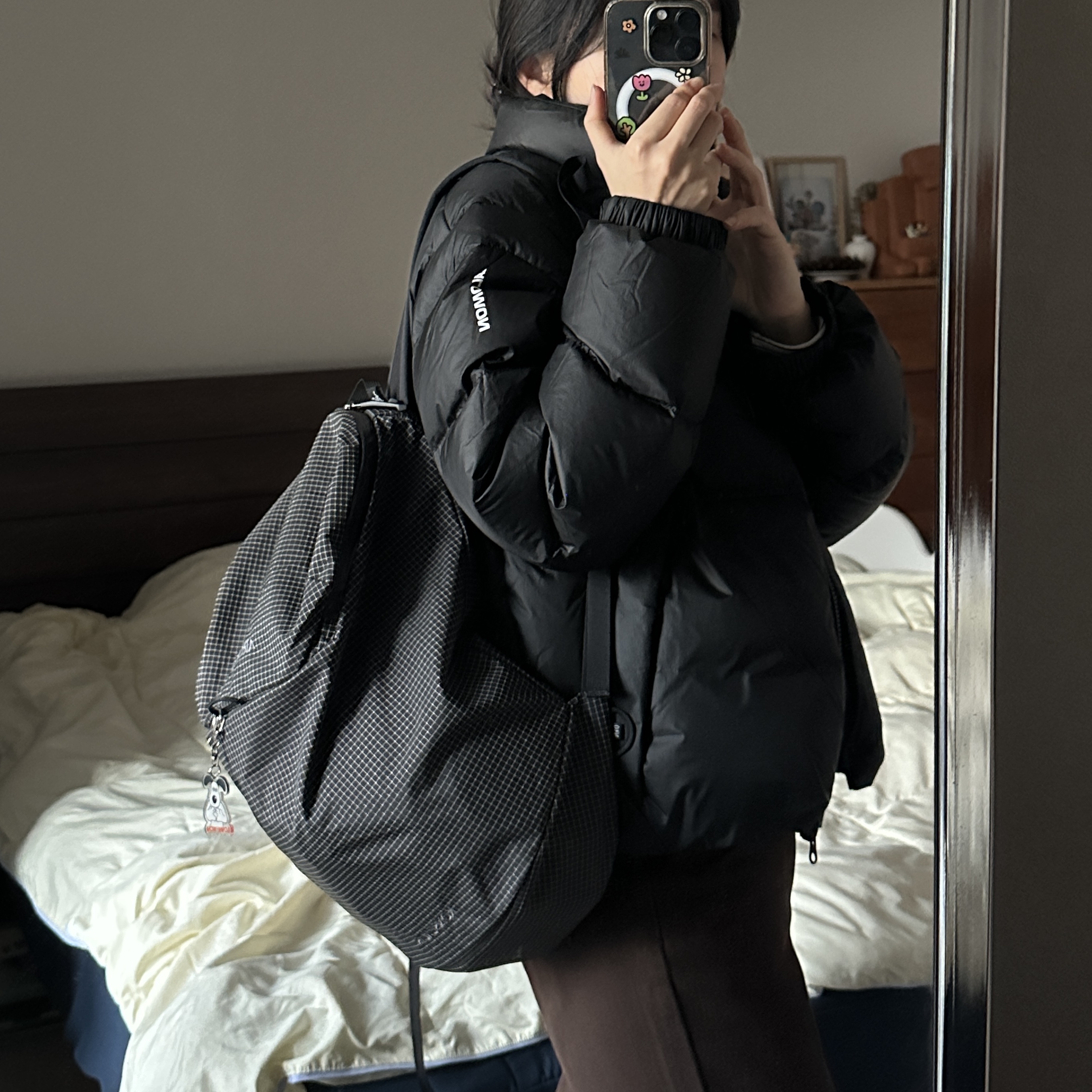 (W) Salomon Contour Cropped Down Jacket Black 착용 스타일 - 2