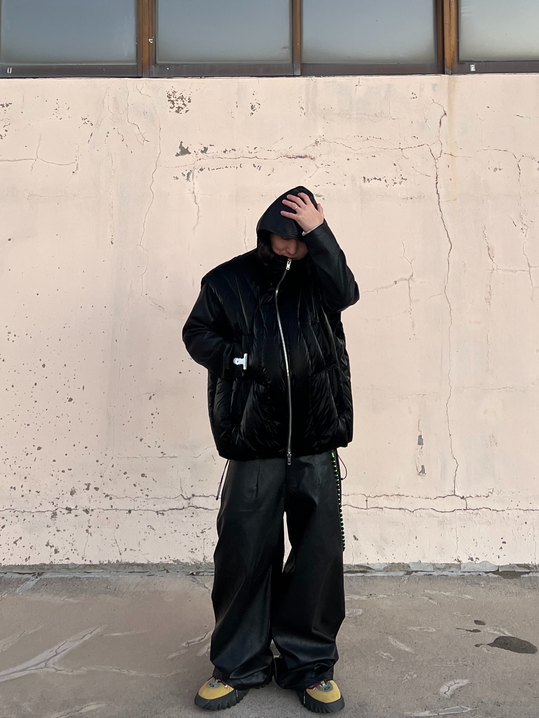 Peaceminusone x The Conveni Bulldog Clip White, Hono Report Hooded Zip-Up Black 착용 스타일 - 1
