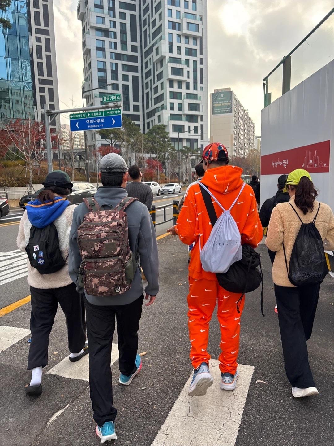 Nike x Kith New York Knicks AOP Fleece Pants Orange, Nike x Kith New York Knicks AOP Hoodie Orange 착용 스타일