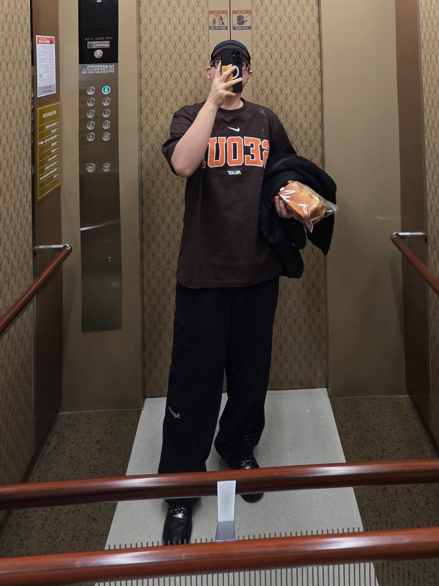 Palace Gore-Tex 3L Runner Black - 25SS, Palace x Nike Shop T-Shirt Hongdae Brown - 25FW 착용 스타일 - 2