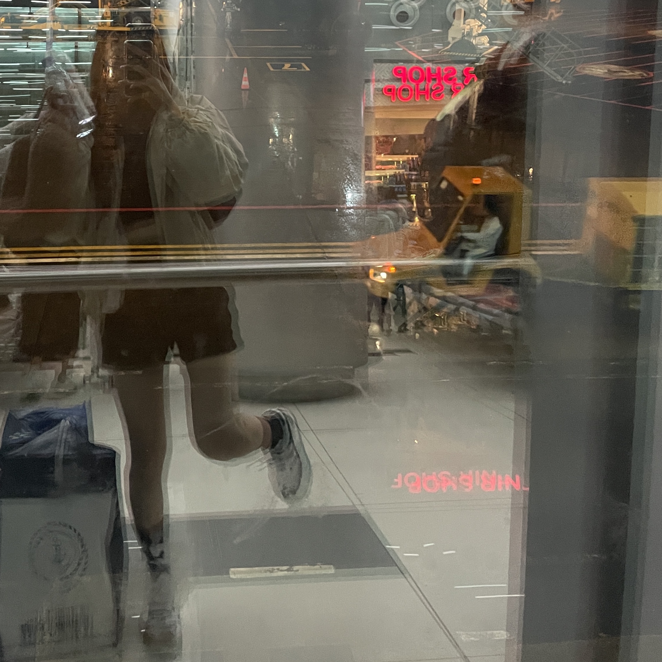 (C) Adidas Samba OG Cloud White Core Black, Prada Re-Edition 2005 Re-Nylon and Saffiano Mini Bag Black 착용 스타일