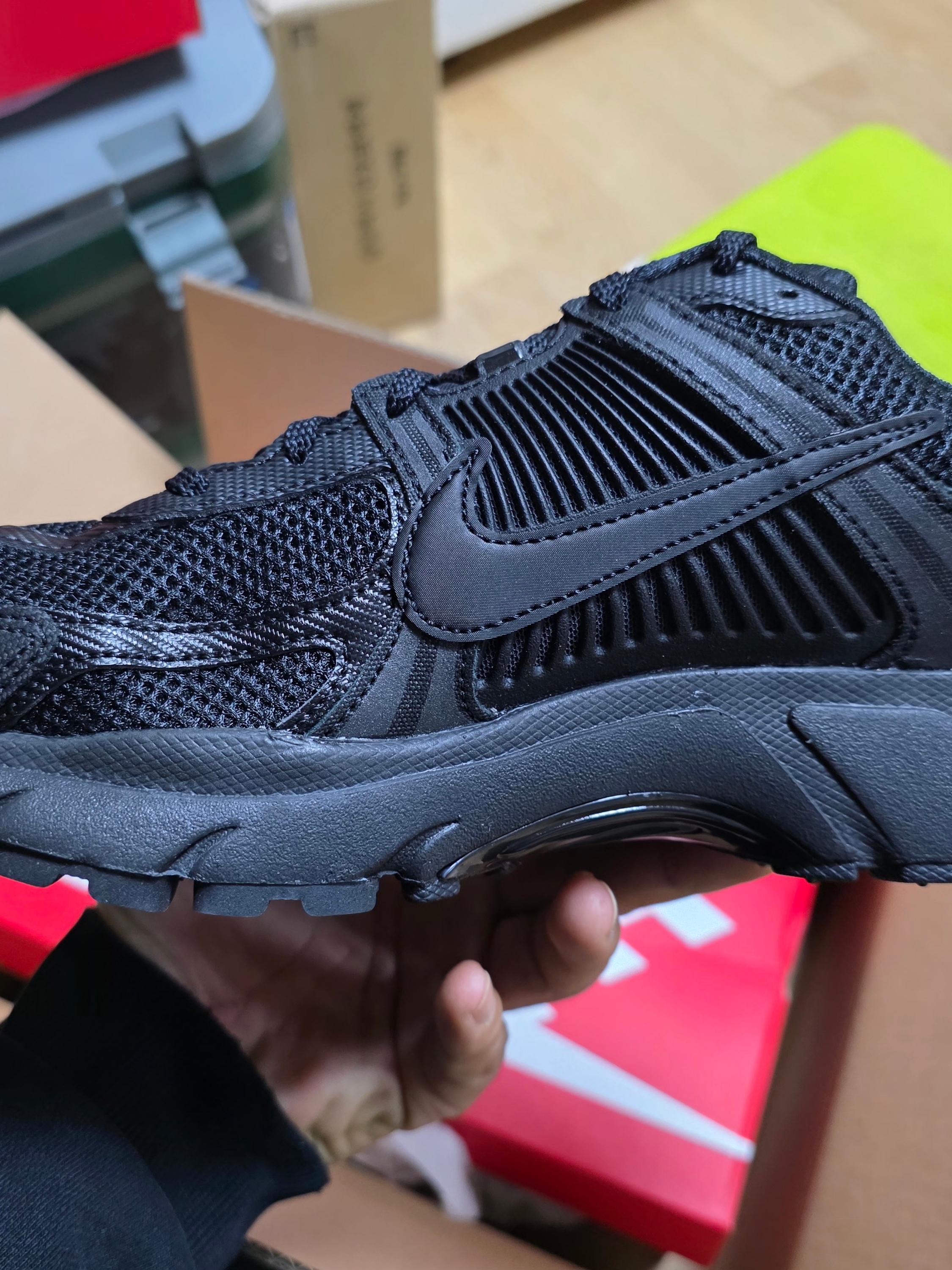 Nike Zoom Vomero 5 SP Black 착용 스타일 - 1