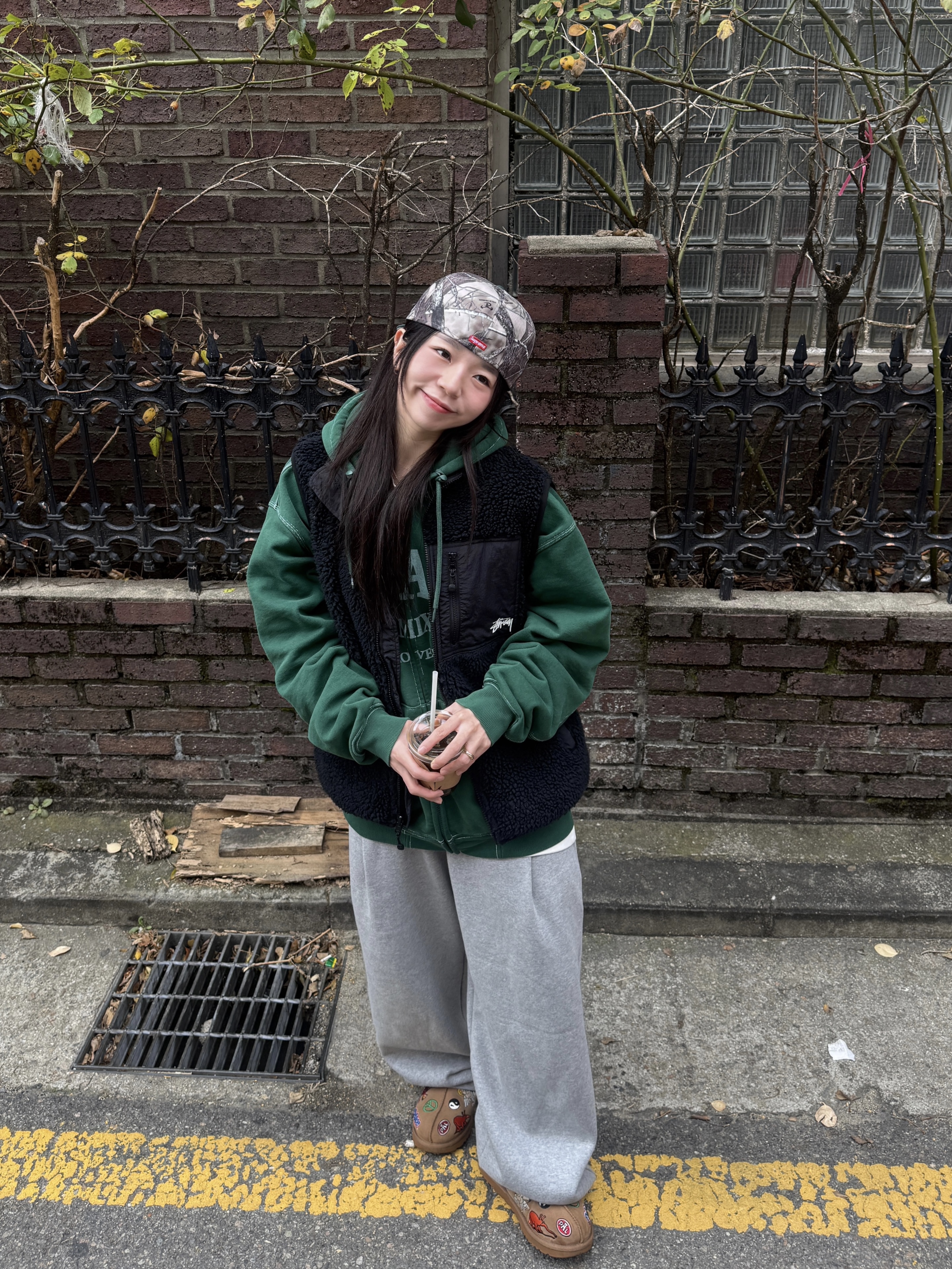 UGG x Palace Tasman Slipper Chestnut, AMOU Molly One Tuck Sweat Pants Gray 착용 스타일 - 3