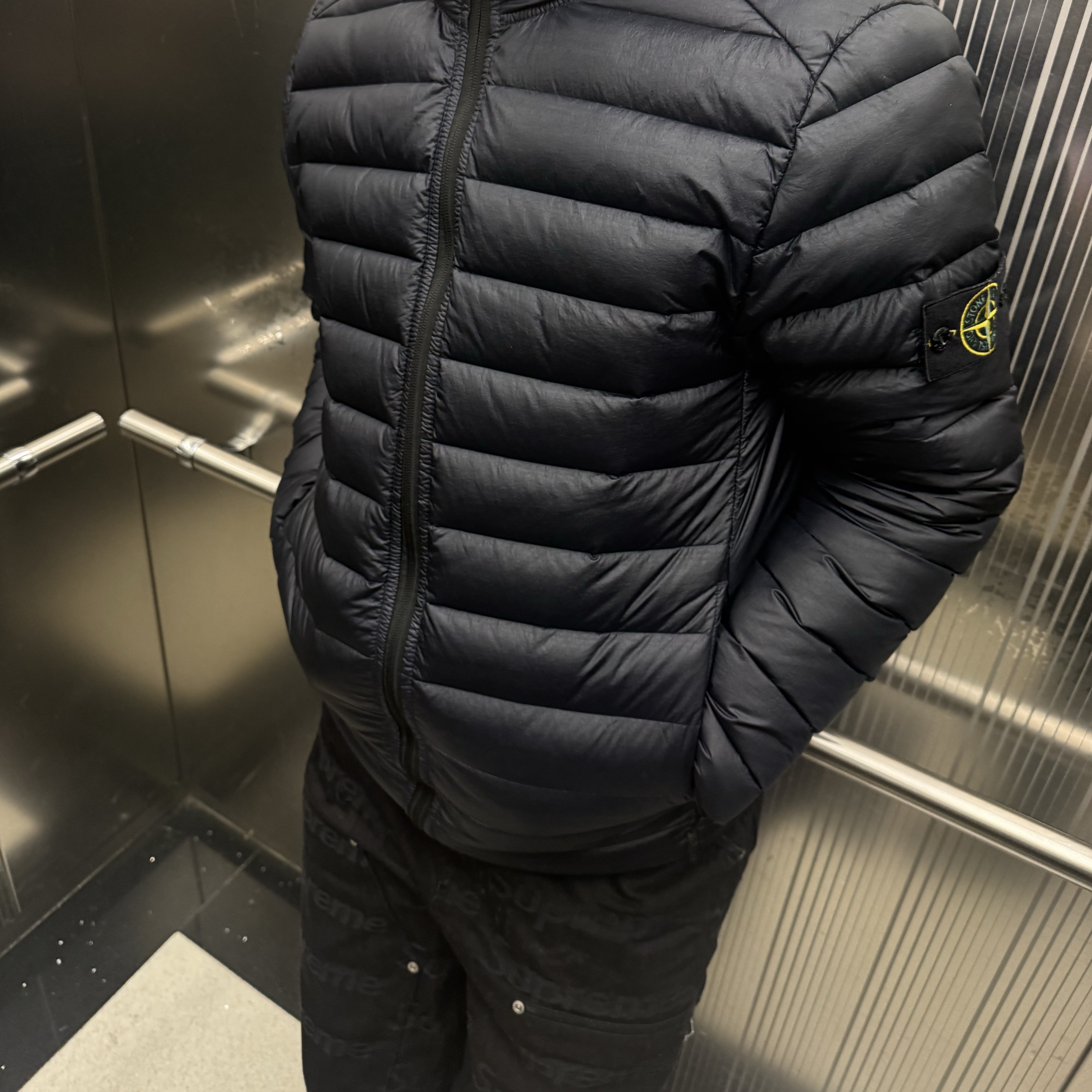 Supreme Jacquard Logos Double Knee Denim Painter Jean Black - 25FW, Stone Island 4100429 Loom Woven Chambers Nylon Down-TC Jacket with Anti-Drop Black - 25SS 착용 스타일 - 1