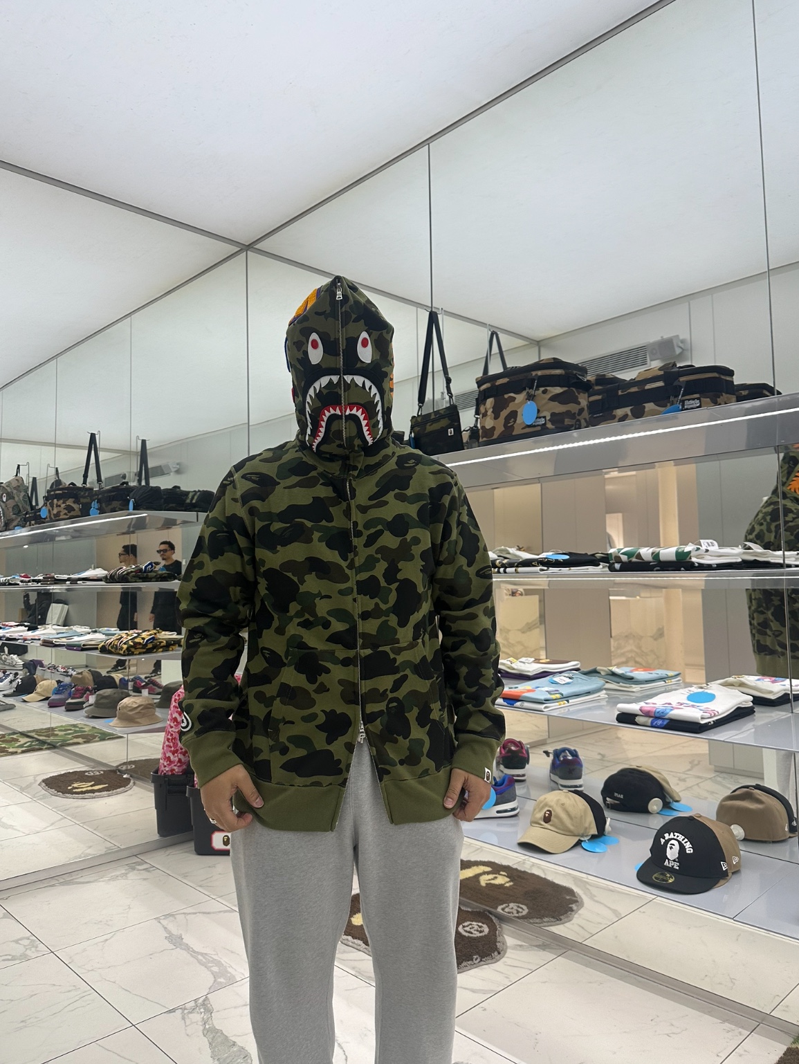 BAPE 1st Camo Shark Full Zip Hoodie Army Green 착용 스타일