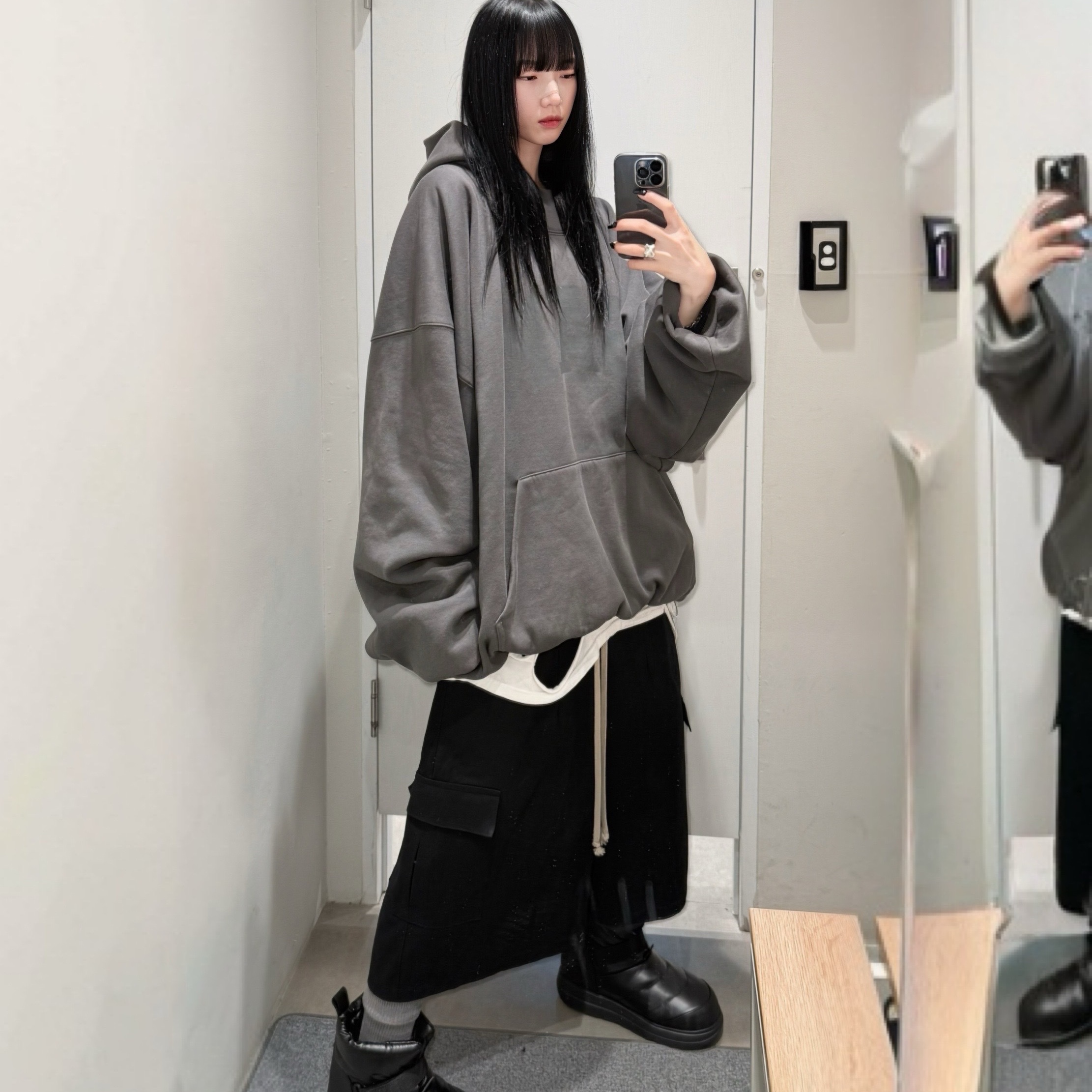 Yeezy Gap Engineered By Balenciaga Dove Hoodie Black 착용 스타일 - 2