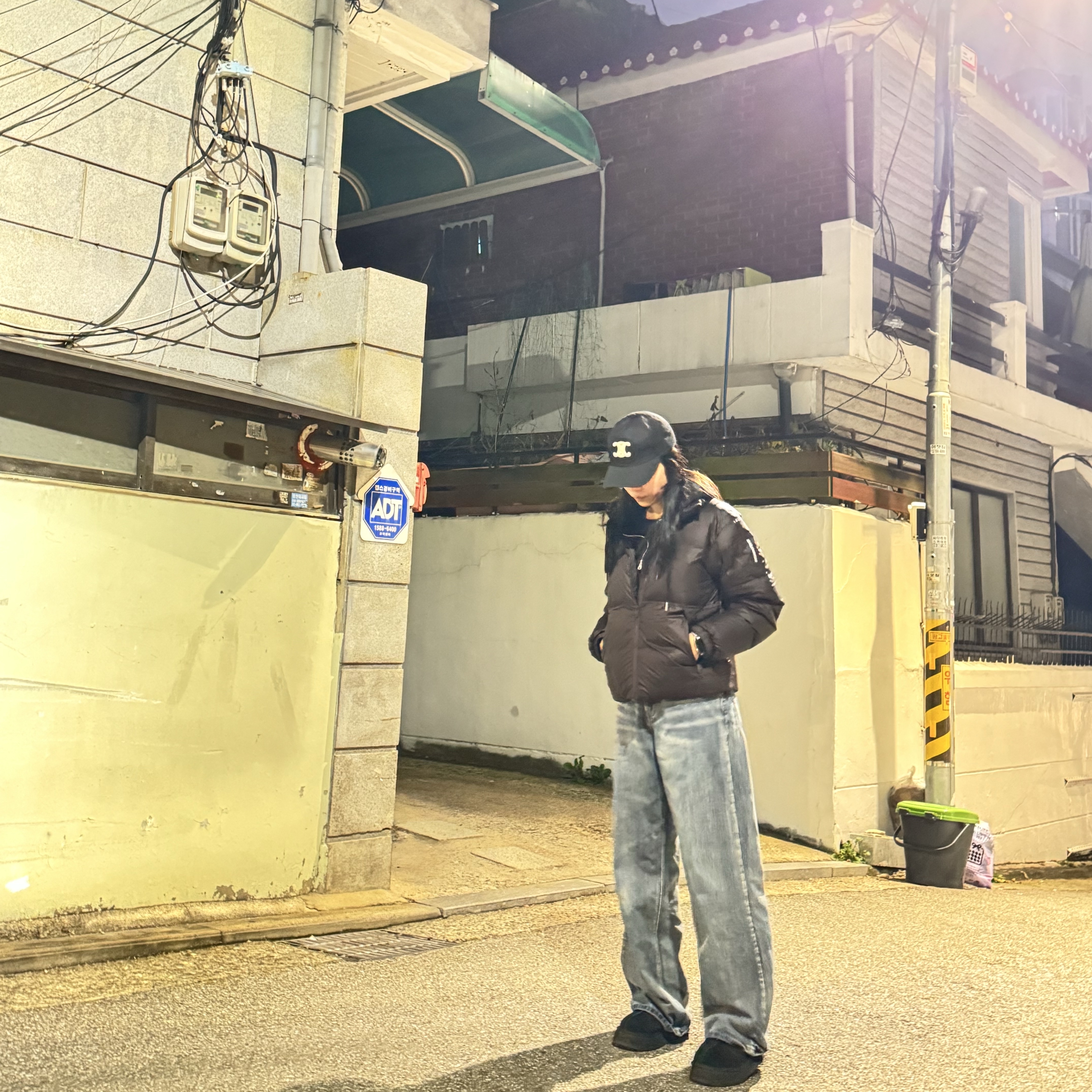 (W) Salomon Contour Cropped Down Jacket Chocolate, UGG Tasman II Slipper Black 착용 스타일 - 2