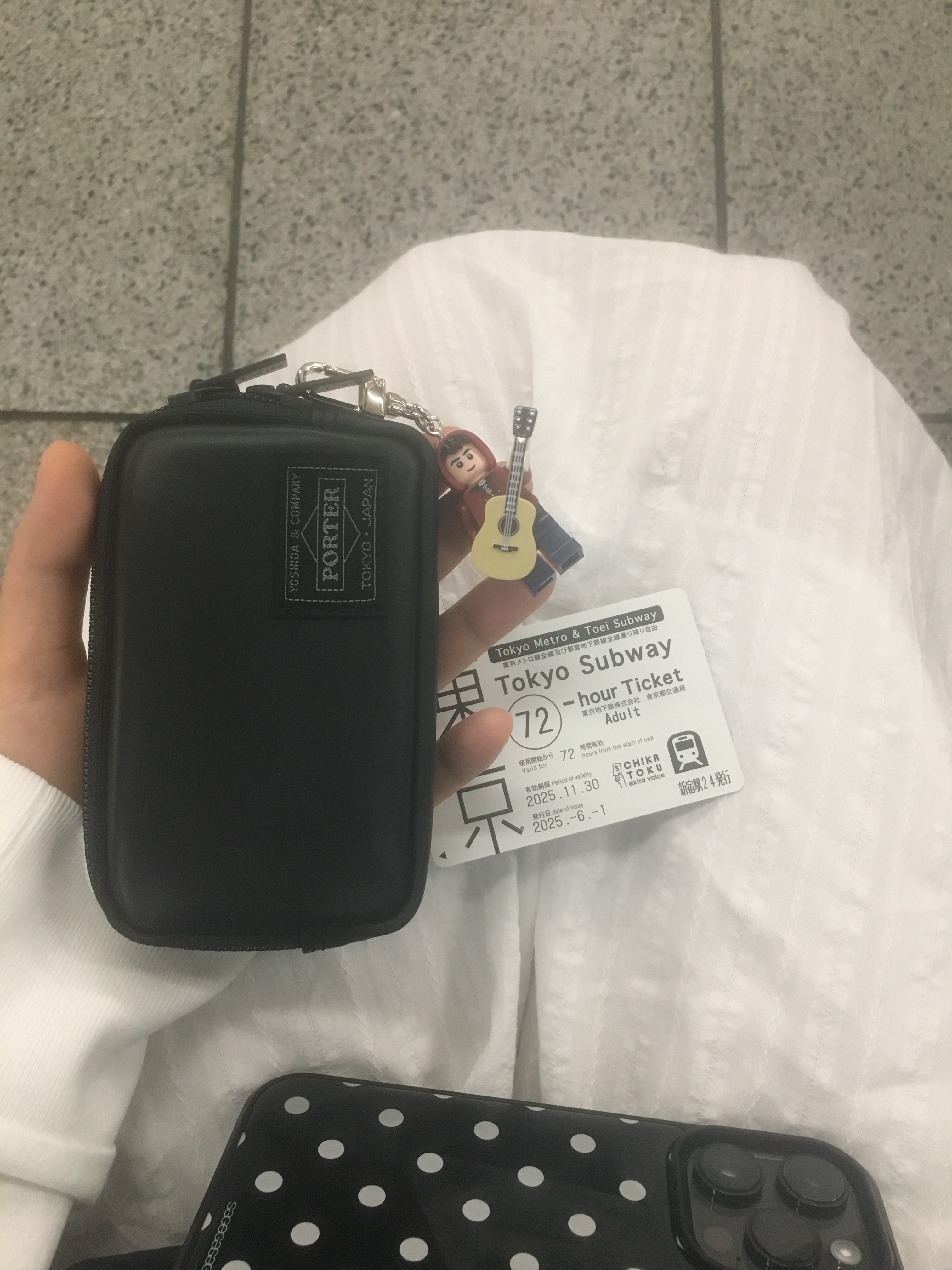 Porter Aloof Coin Case Black 착용 스타일