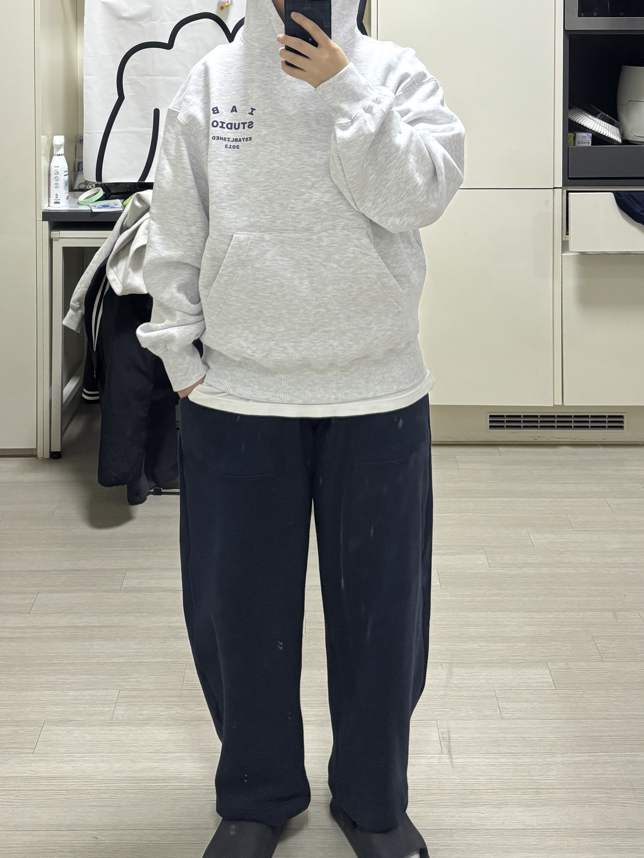 IAB Studio 25 Hoodie Light Gray Navy 착용 스타일 - 1