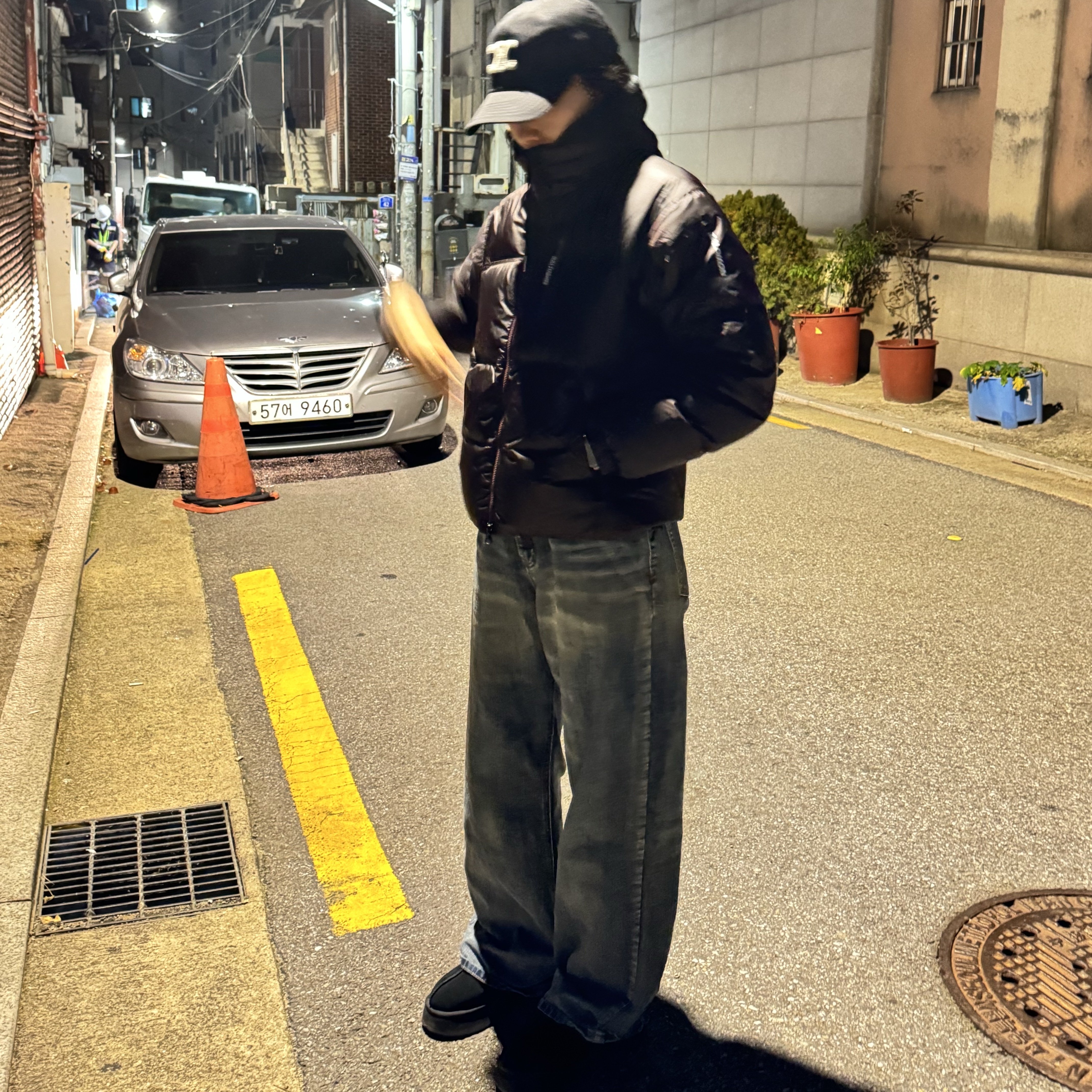 (W) Salomon Contour Cropped Down Jacket Chocolate, UGG Tasman II Slipper Black 착용 스타일 - 5
