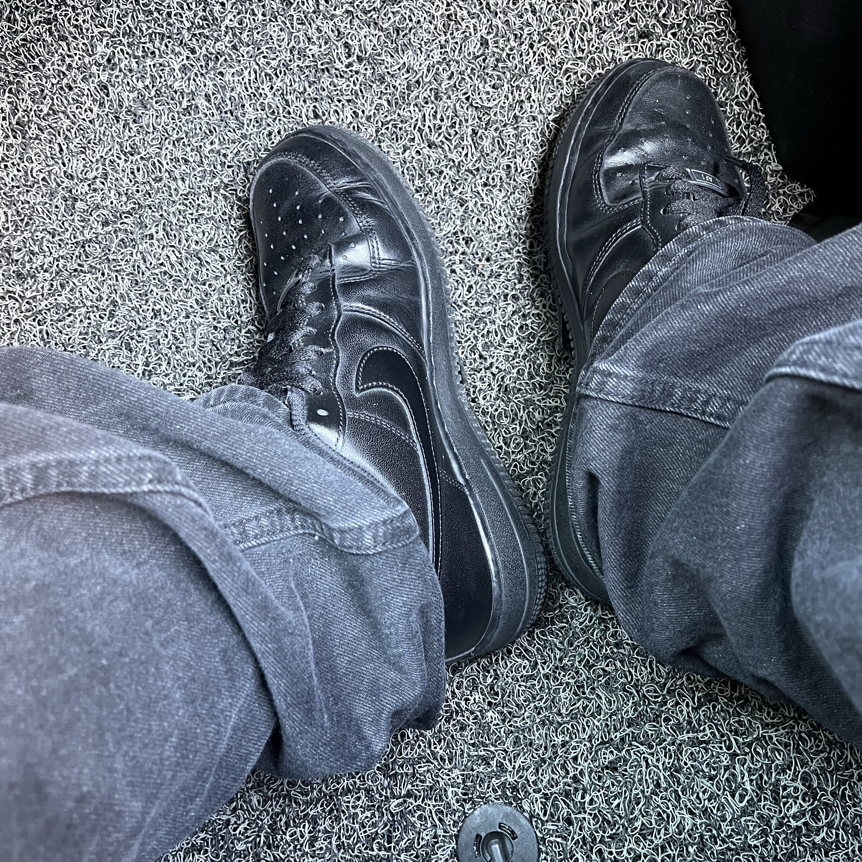 Nike Air Force 1 '07 Low Triple Black 착용 스타일 - 1