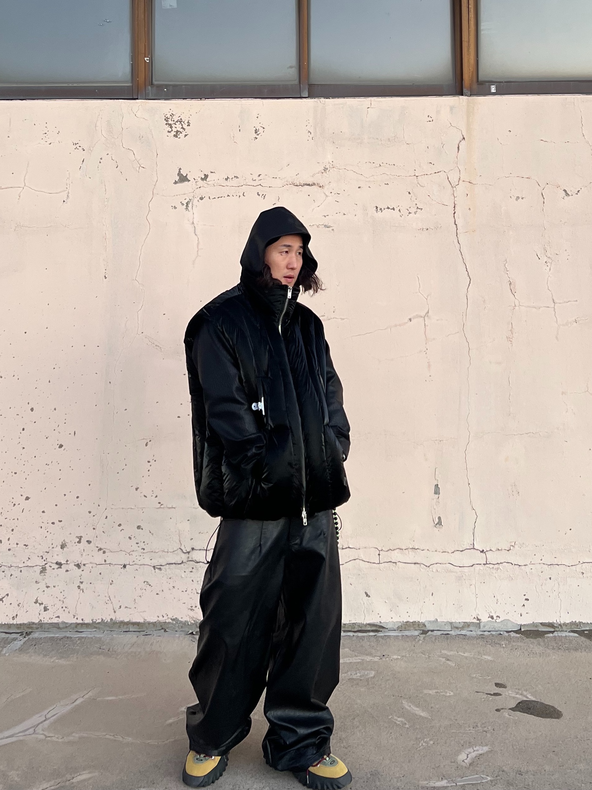 Peaceminusone x The Conveni Bulldog Clip White, Hono Report Hooded Zip-Up Black 착용 스타일 - 3