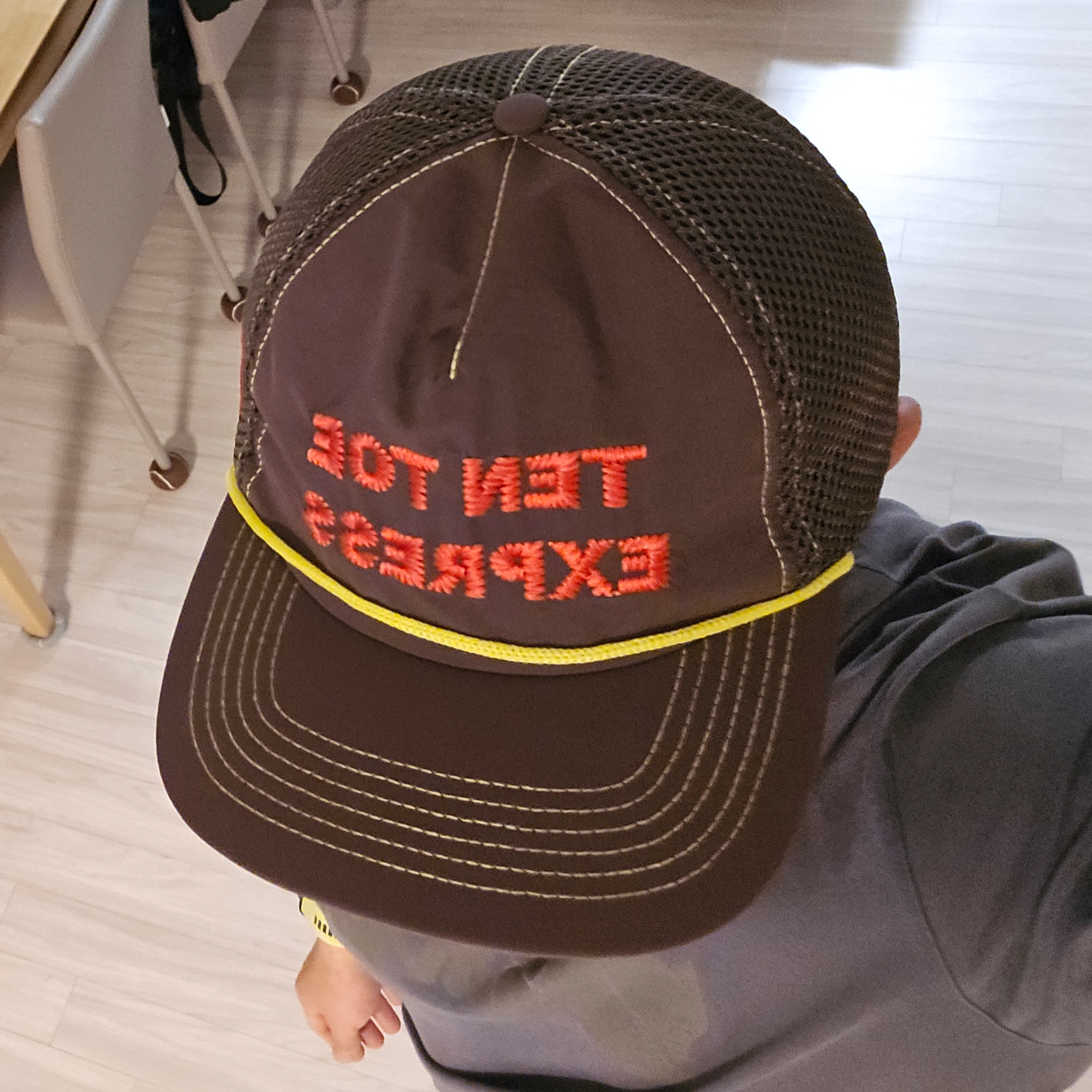 Alex Zono Ten Toe Express Trucker Hat Brown 착용 스타일