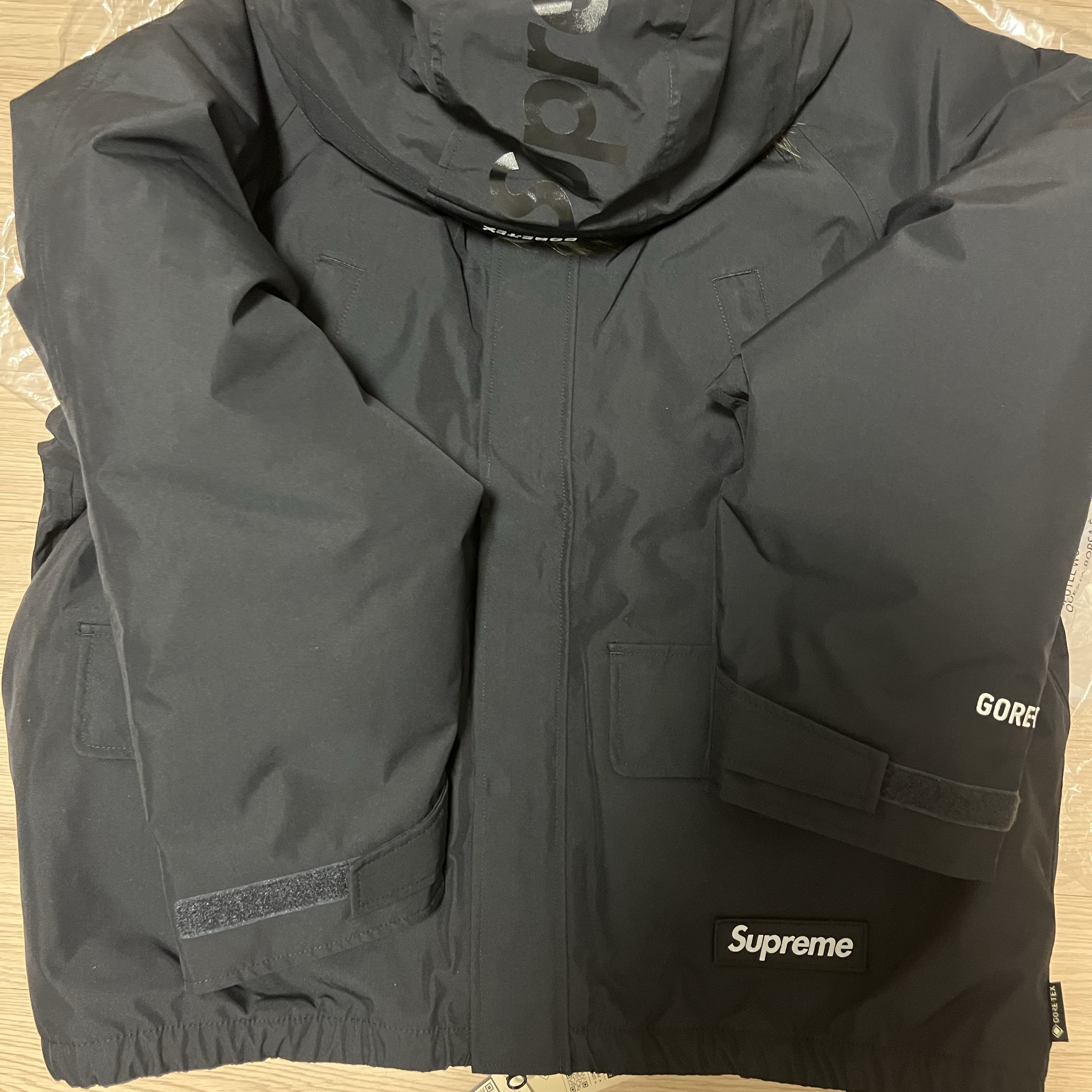 Supreme 2-In-1 Gore-Tex Parka + Reversible 700-Fill Down Liner Jacket Black - 25FW 착용 스타일
