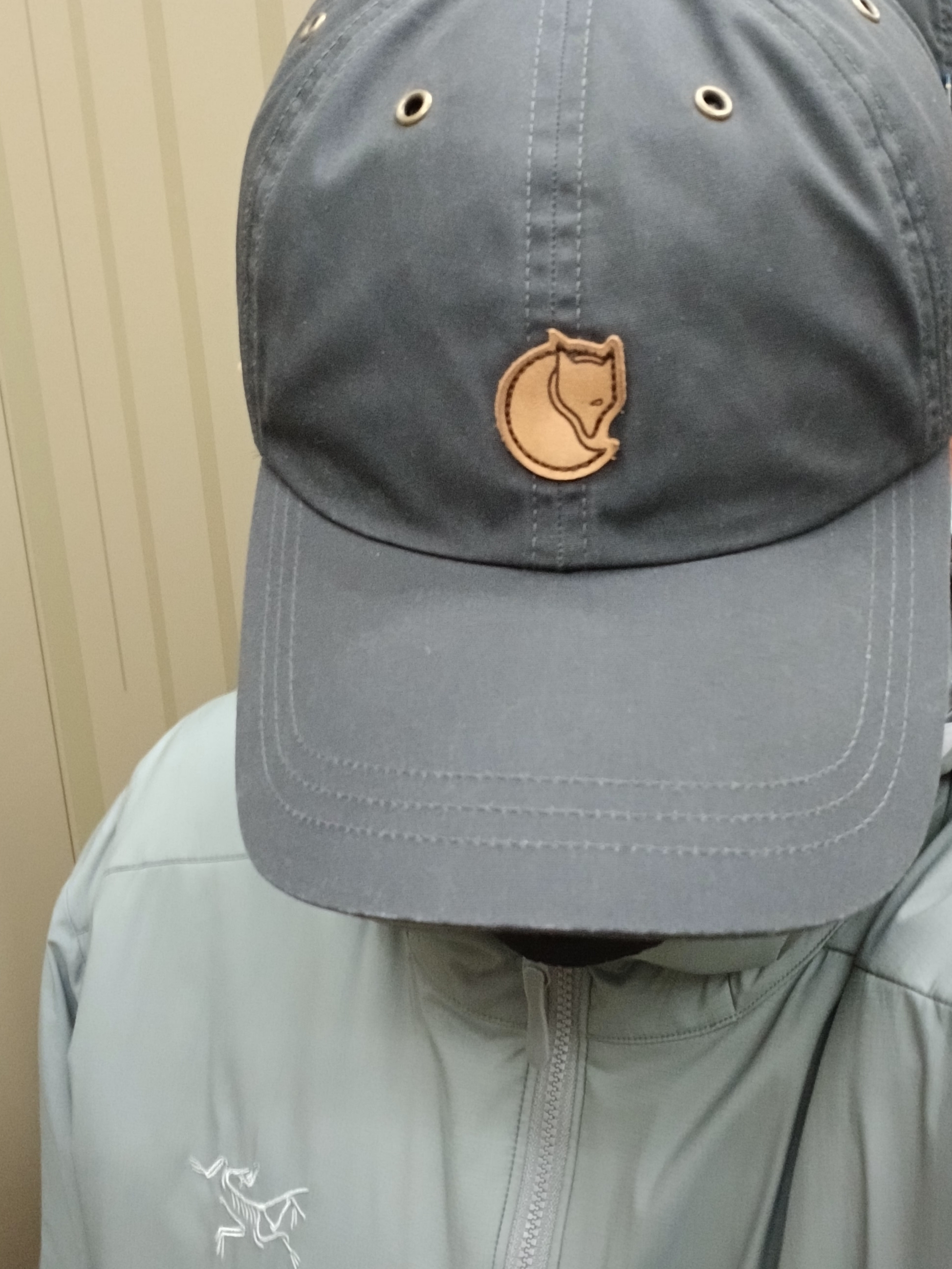 Arc'teryx Atom Hoody Void, Fjallraven Helags Vidda Cap Dark Grey 착용 스타일 - 3