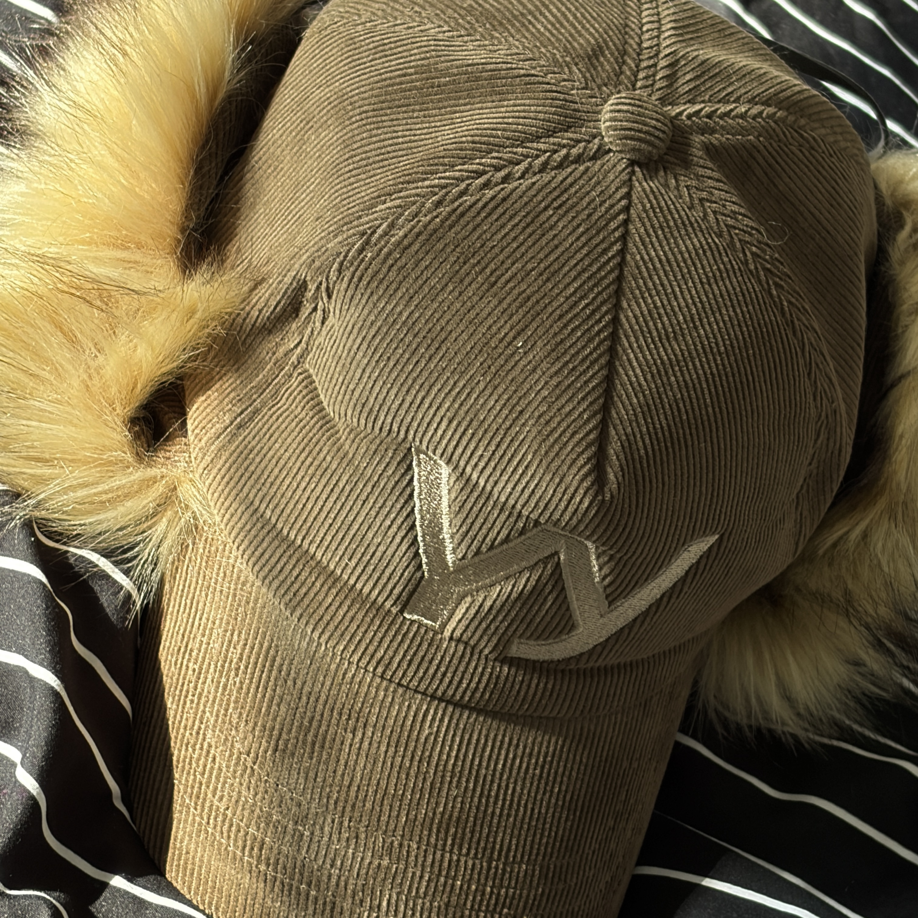 Open Yy Faux Fur Corduroy Earflap Cap Khaki 착용 스타일