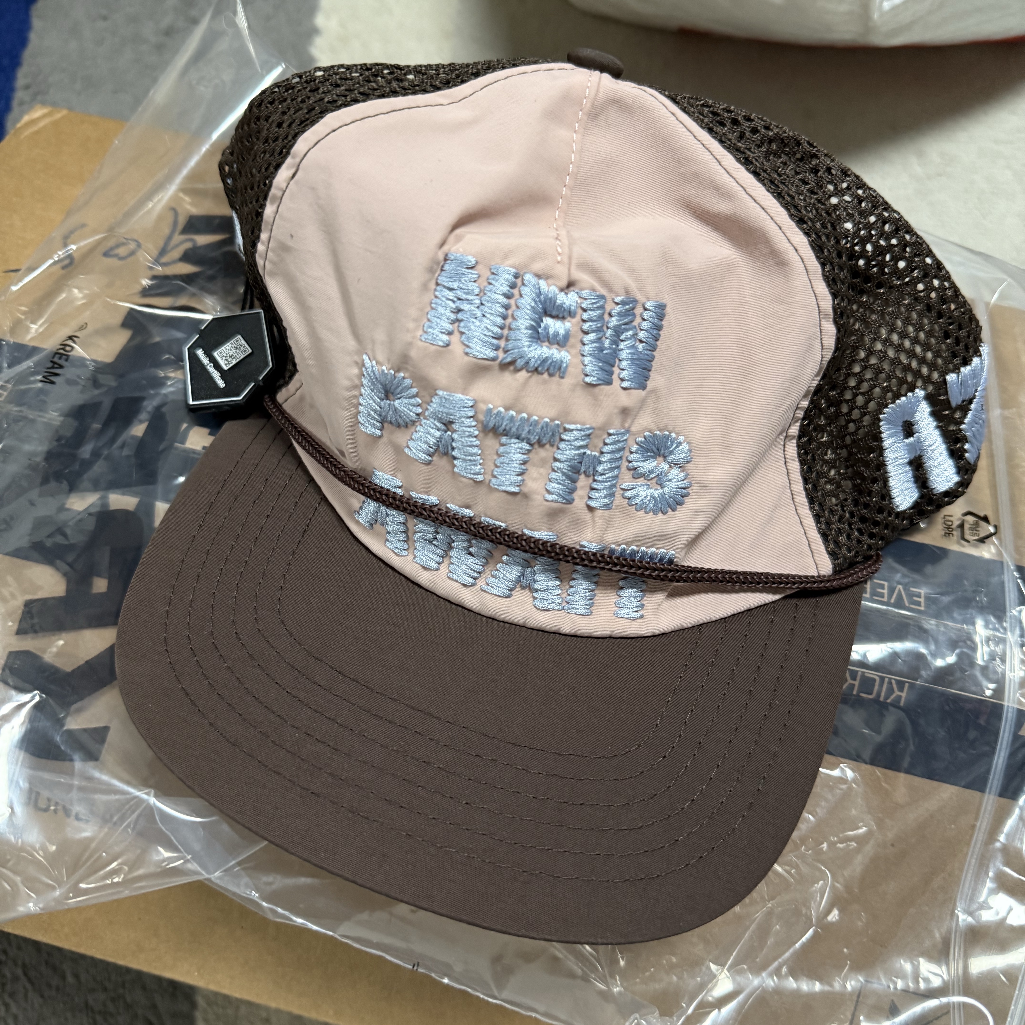 Alex Zono x Woodz New Paths Await Trucker Hat Beige 착용 스타일