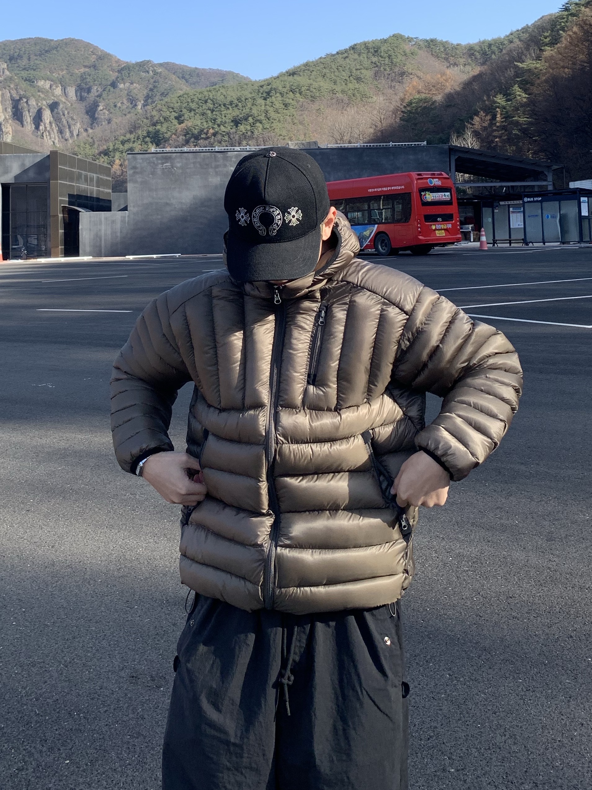 Oakley Eye Jacket Redux Matte Black Frame Prizm Grey Lenses High Bridge Fit, Oofos x Takahiromiyashita The Soloist Last Night I Dreamed That Somebody Loved Me The Sound of The Soloist Clog Black 착용 스타일 - 5